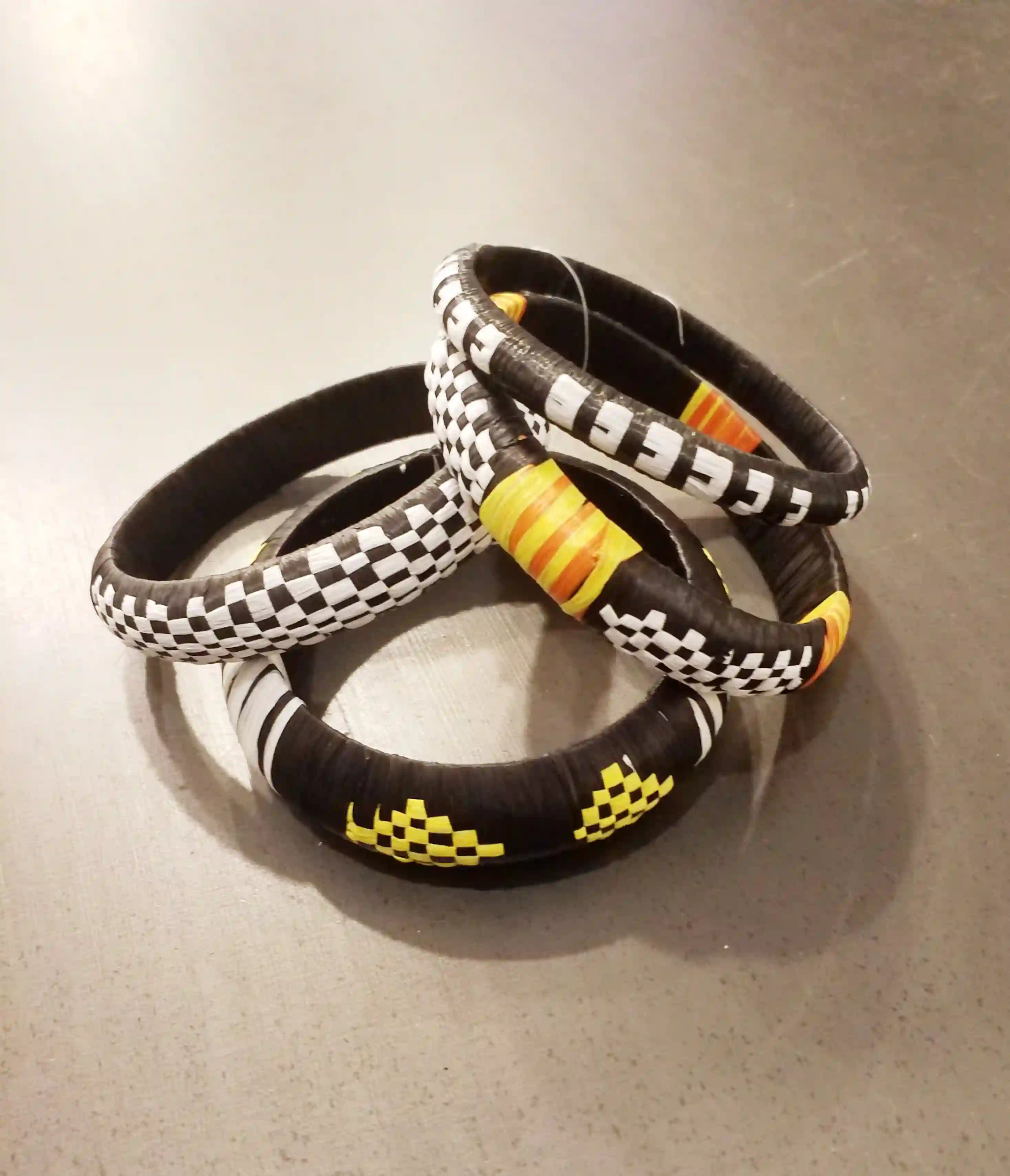 Pulsera africana con motivo negro y naranja