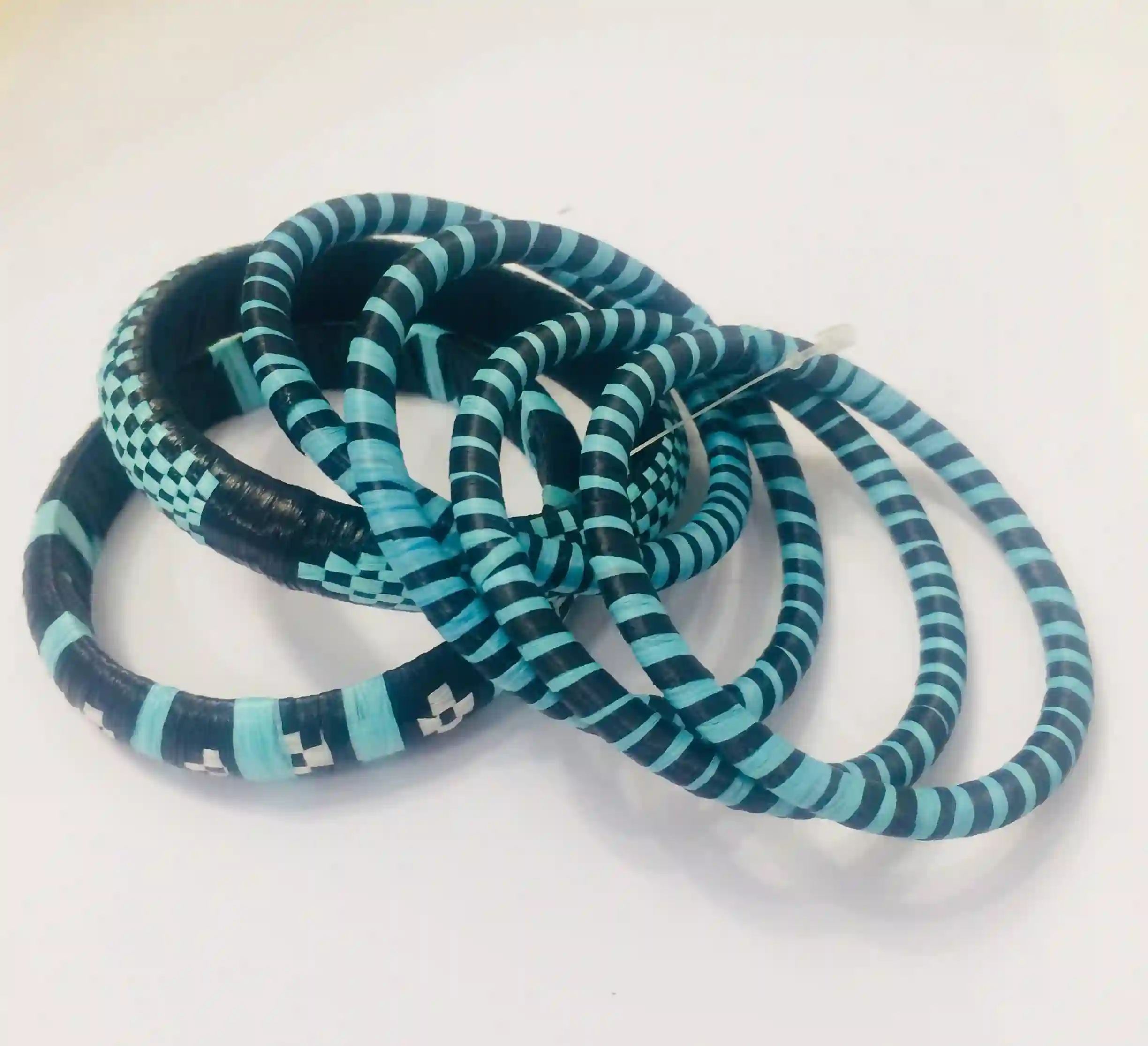 Pulsera africana en turquesa y negro.