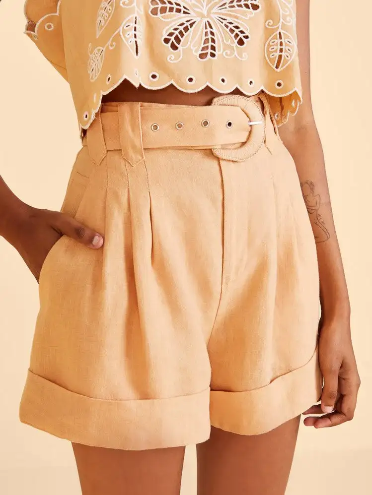 Pantalones cortos de sastre en beige - Imagen 3