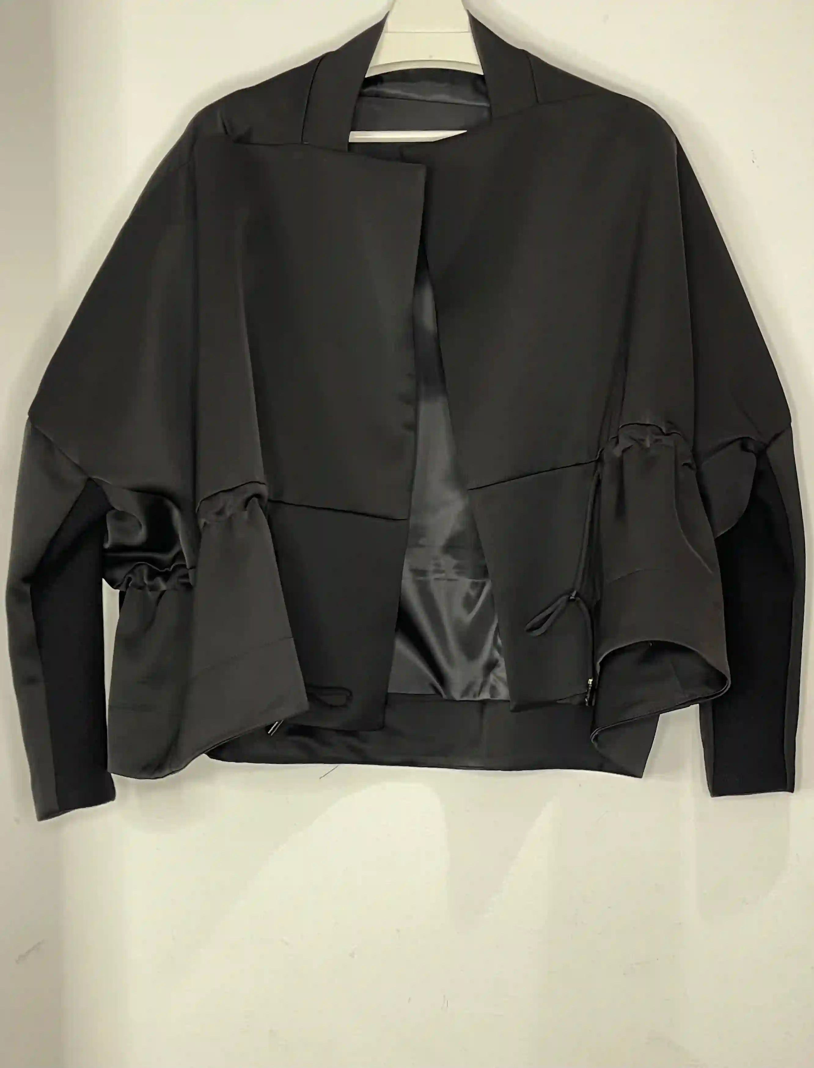 Chaqueta negra con tirantes en cintura