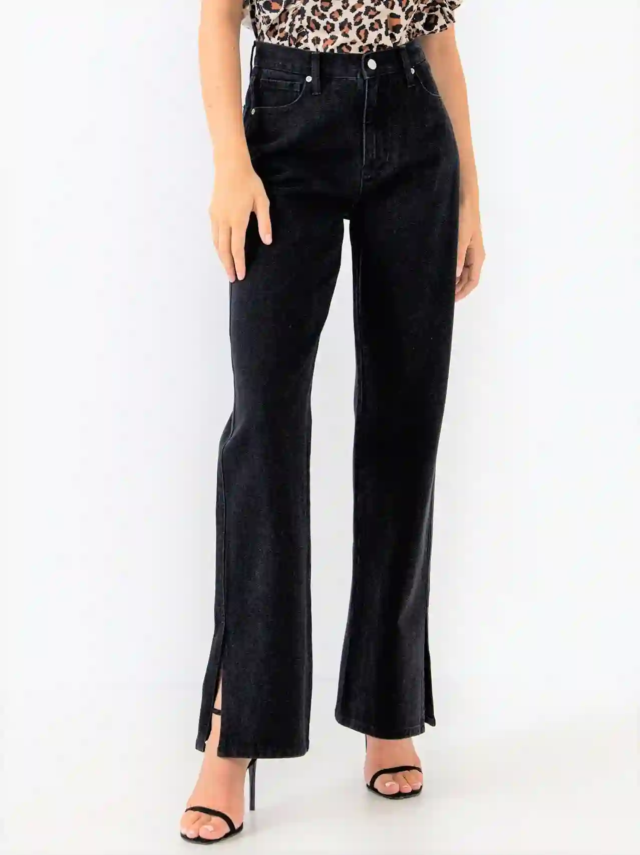 Jeans negros con detalle de abertura