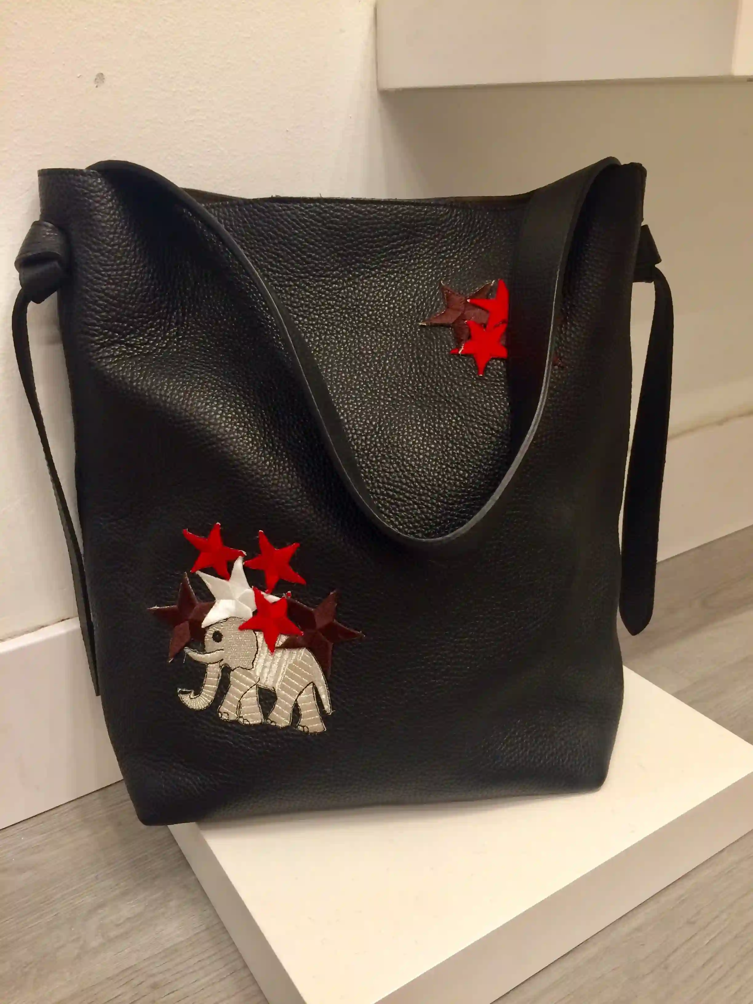 Bolso tote de piel negro con parches