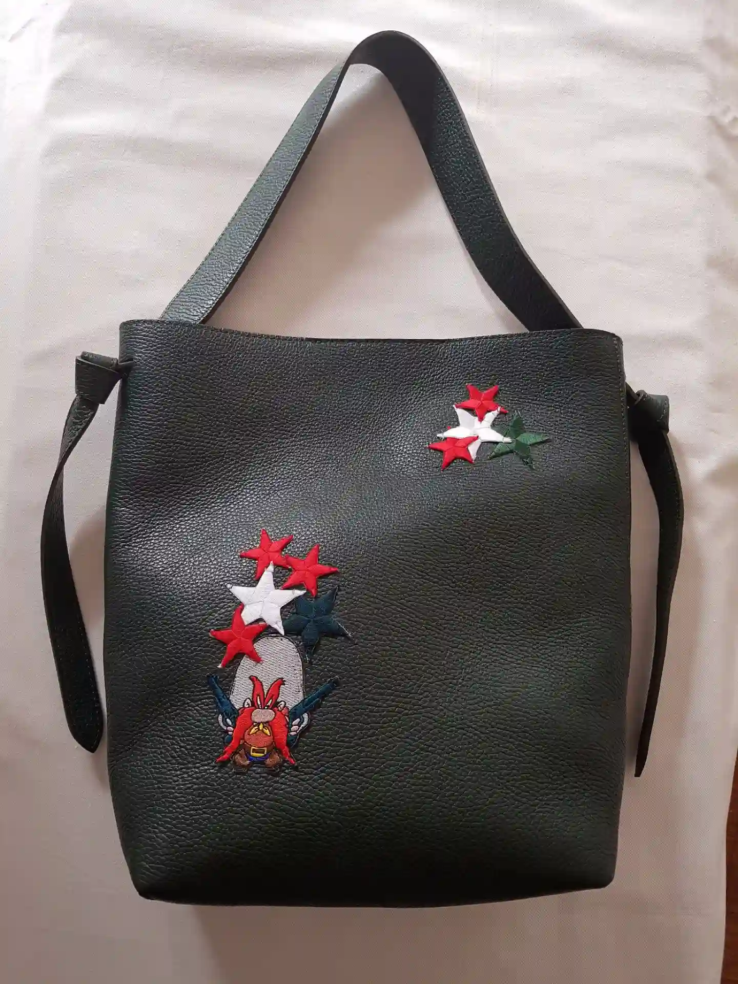 Bolso tote de piel verde botella con parches
