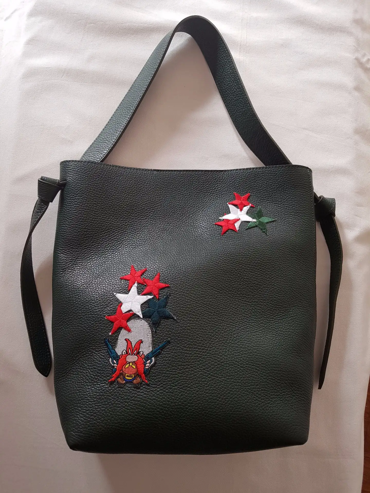 Bolso tote de piel verde botella con parches
