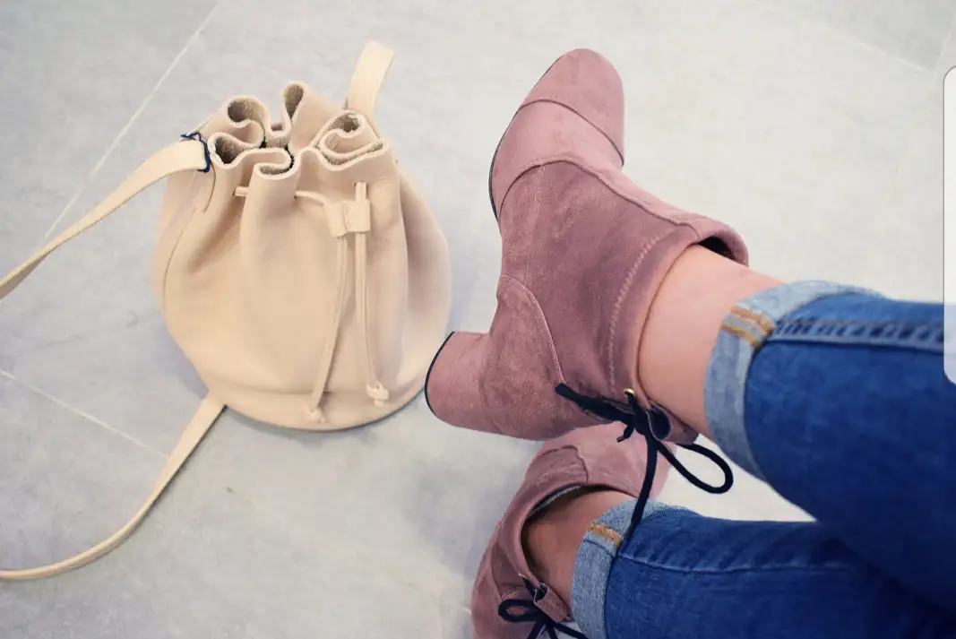 Botines de tacón medio de ante elástico Calvina en rosa - Imagen 3