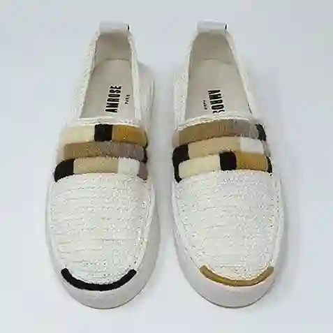Zapatillas de crochet bordadas en color beige. Terrazas parisinas