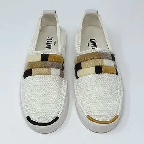 Zapatillas de crochet bordadas en color beige. Terrazas parisinas