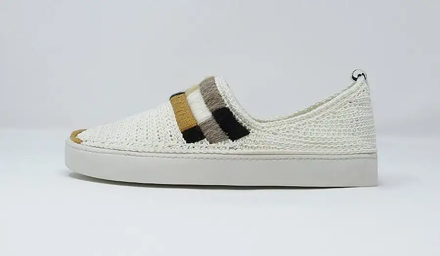 Zapatillas de crochet bordadas en color beige. Terrazas parisinas - Imagen 2