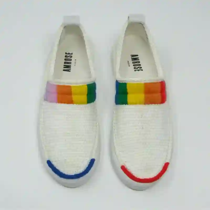Zapatillas de crochet bordadas en multicolor. Tonos del arcoiris
