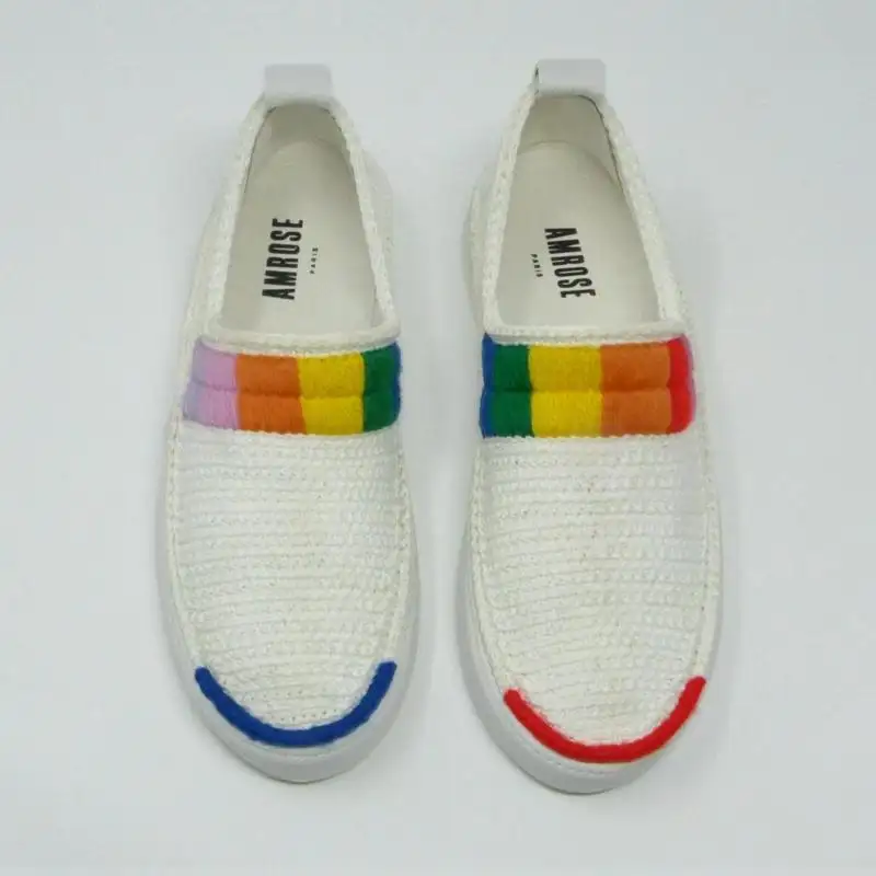 Zapatillas de crochet bordadas en multicolor. Tonos del arcoiris