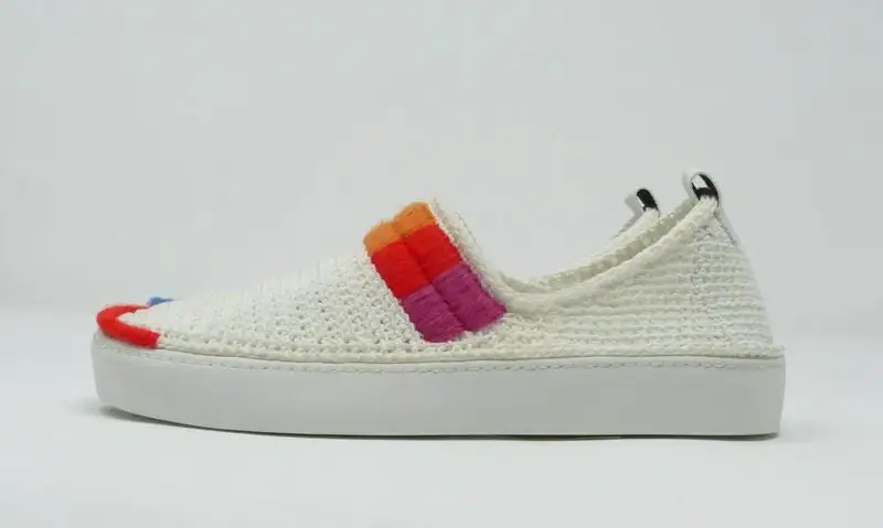 Zapatillas de crochet bordadas en multicolor. Tonos del arcoiris - Imagen 2