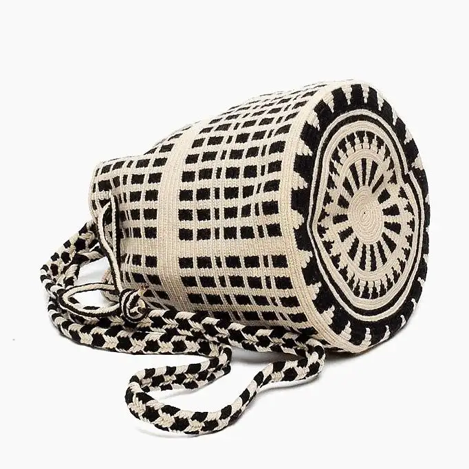 Bandolera pequeña hecha a mano Wayuu negro y blanco roto - Imagen 2