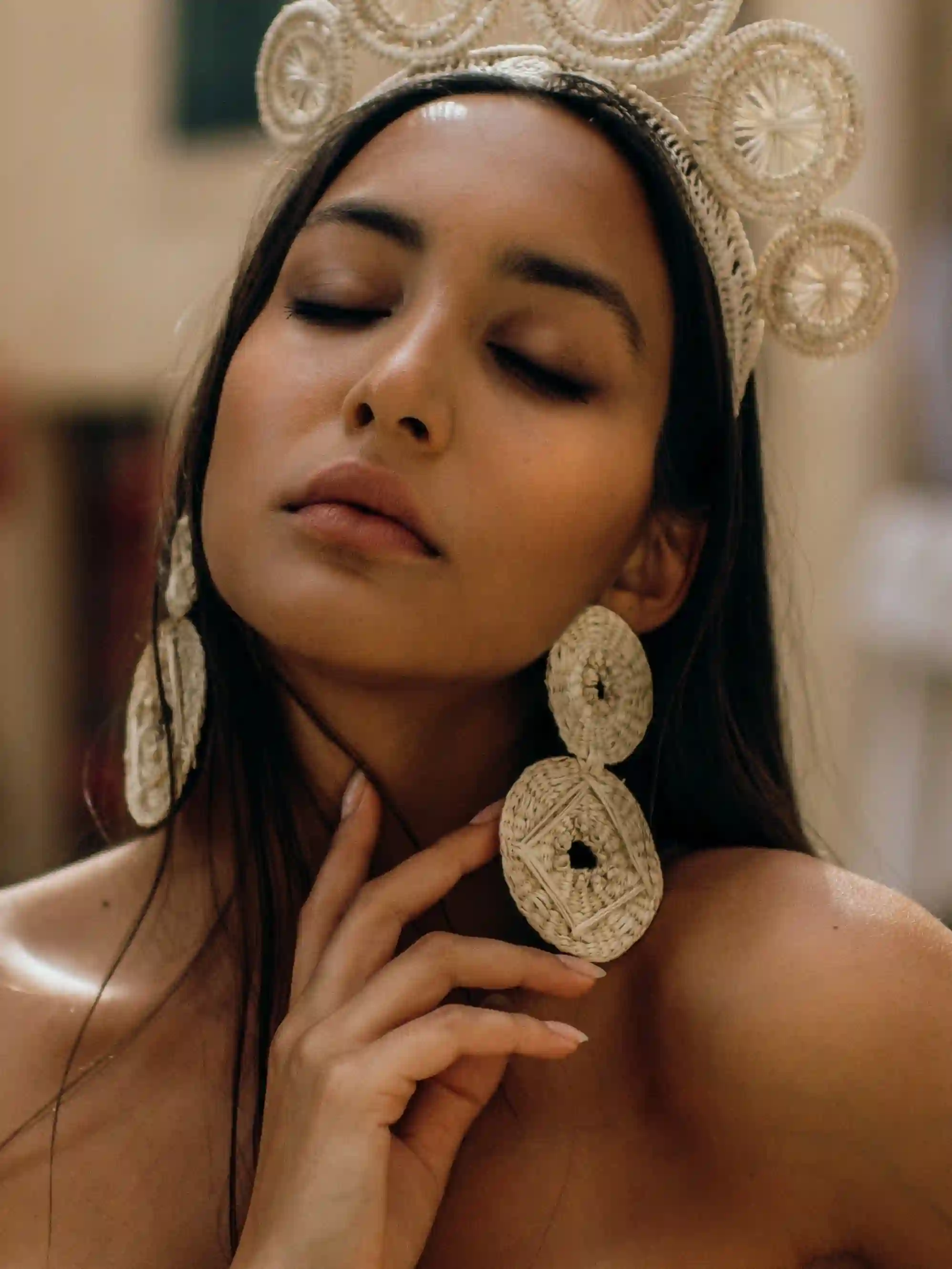 Pendientes grandes de rafia de doble disco en Natural con diseño bordado