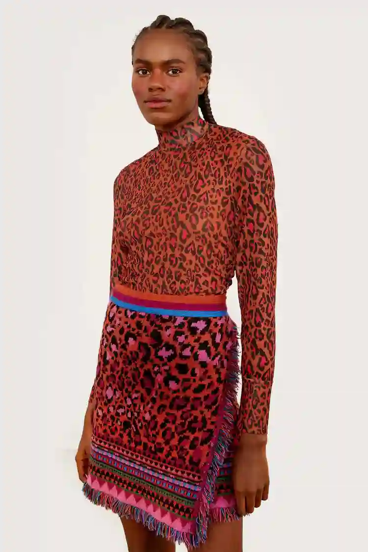 Blusa de tul color caramelo con estampado de leopardo