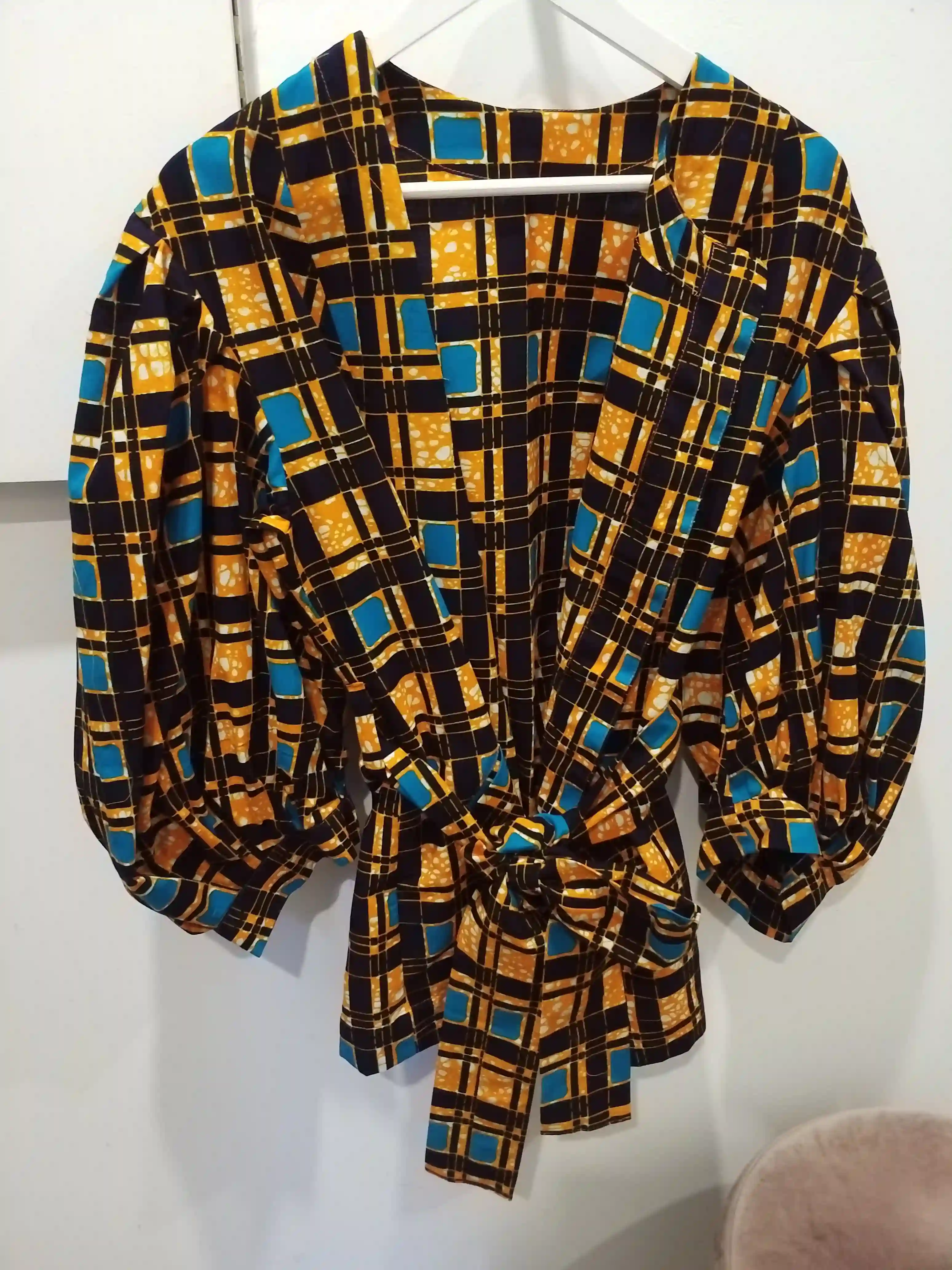 Chaqueta con estampado africano y mangas abullonadas