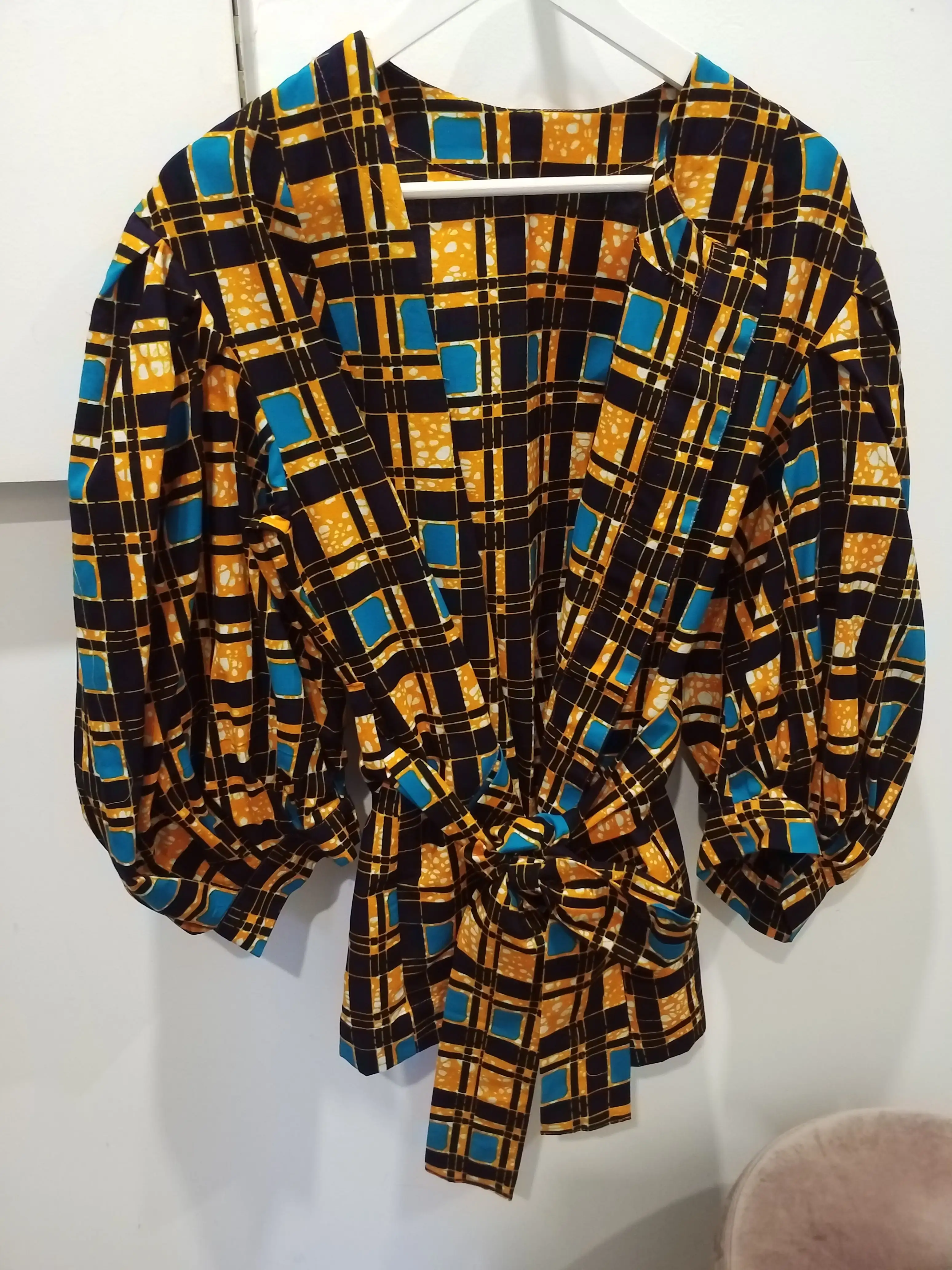Chaqueta con estampado africano y mangas abullonadas