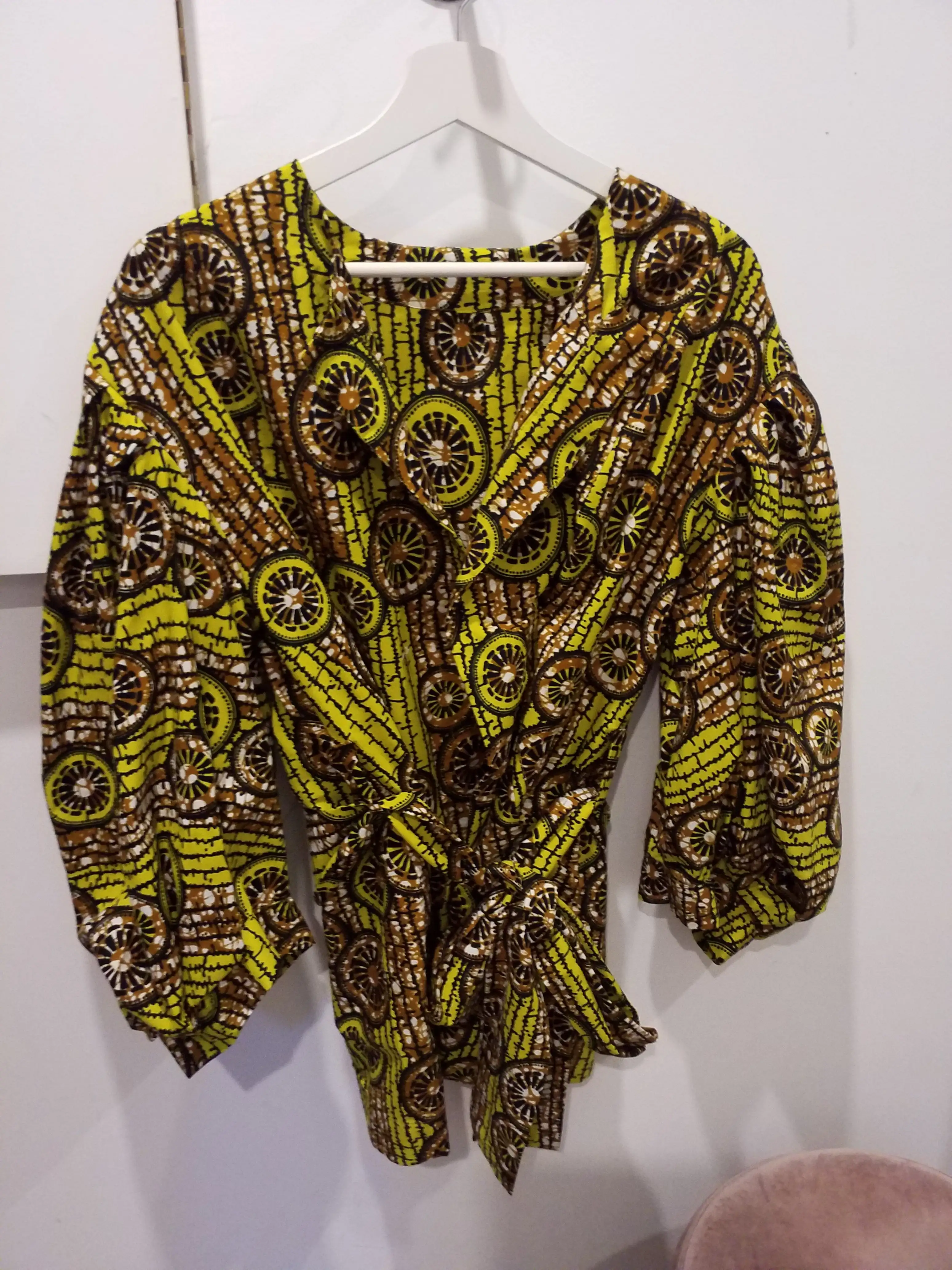 Chaqueta con estampado africano y mangas abullonadas - Imagen 2