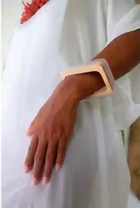 Pulsera cuadrilateral de madera y resina transparente