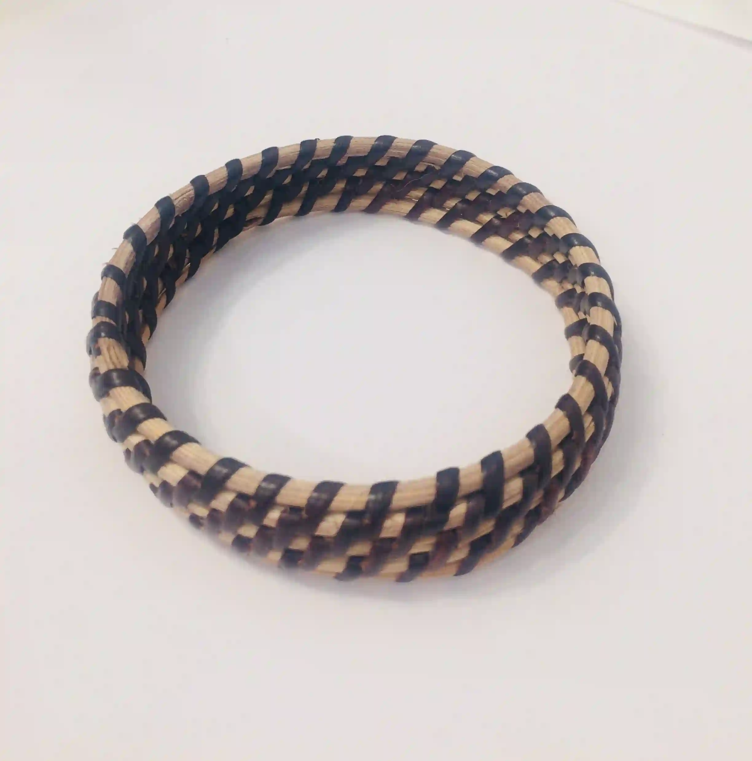 Pulsera de rafia en color marrón y natural