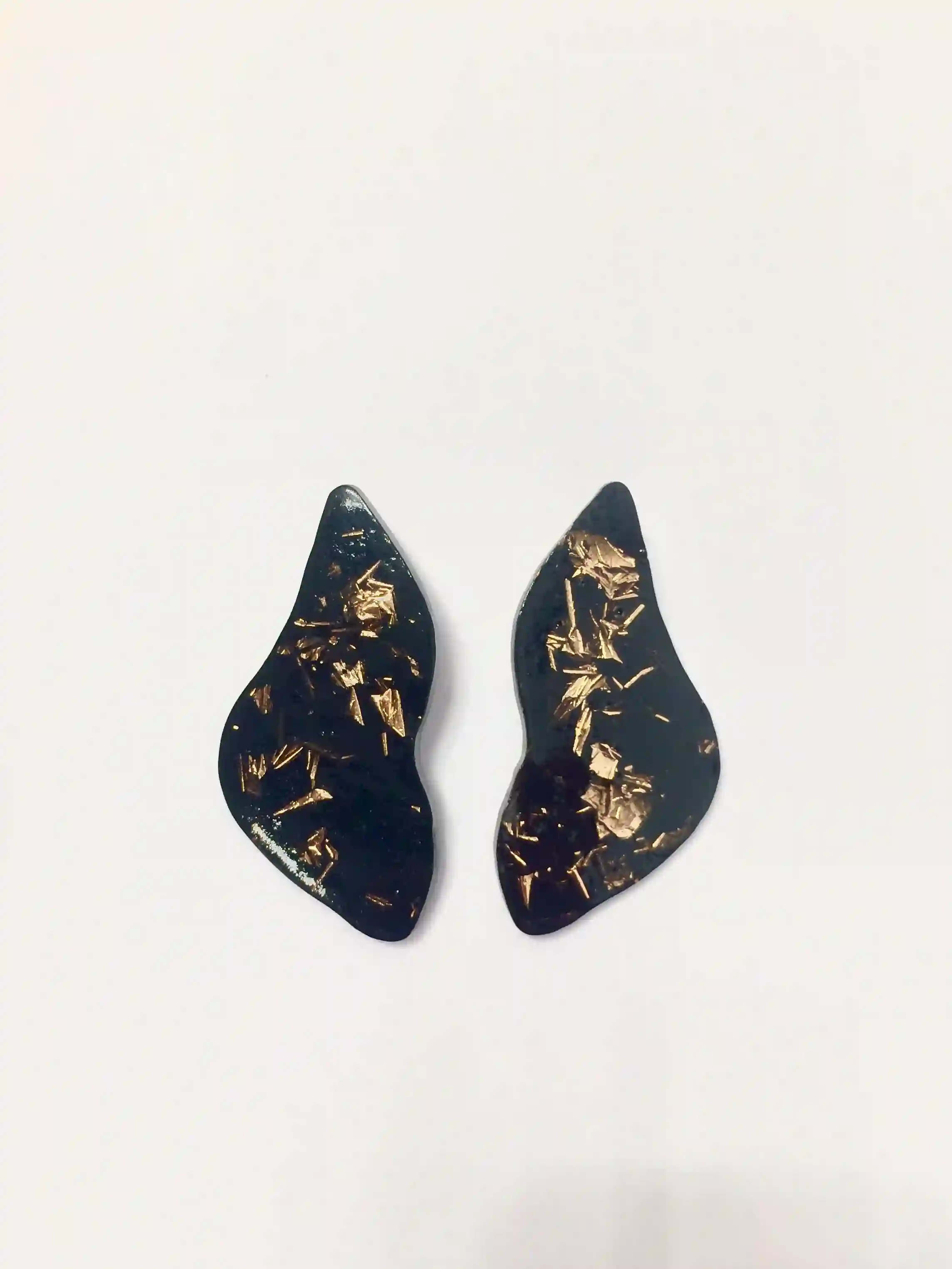 Pendientes pequeños de resina negra con pan de oro