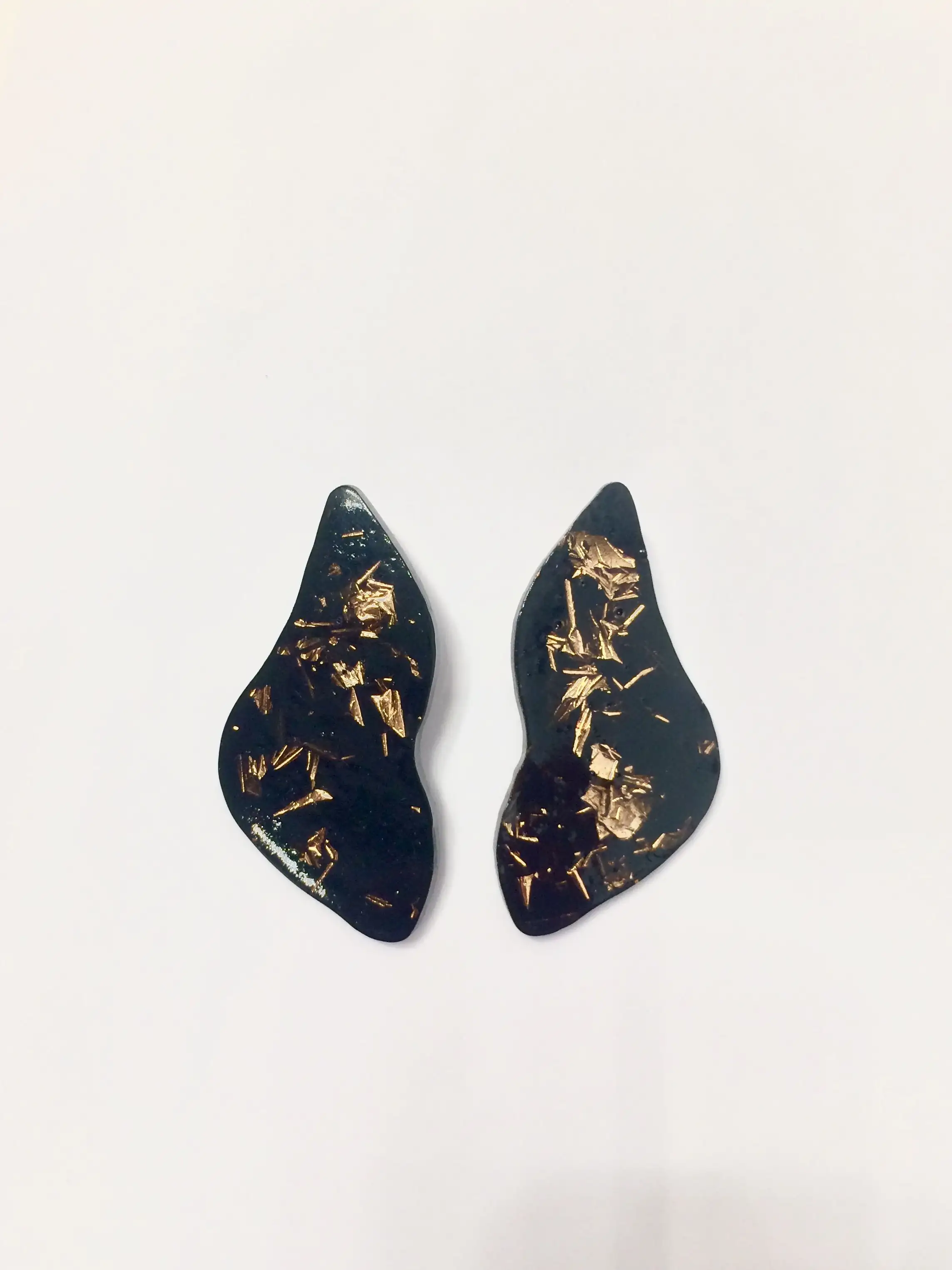 Pendientes pequeños de resina negra con pan de oro
