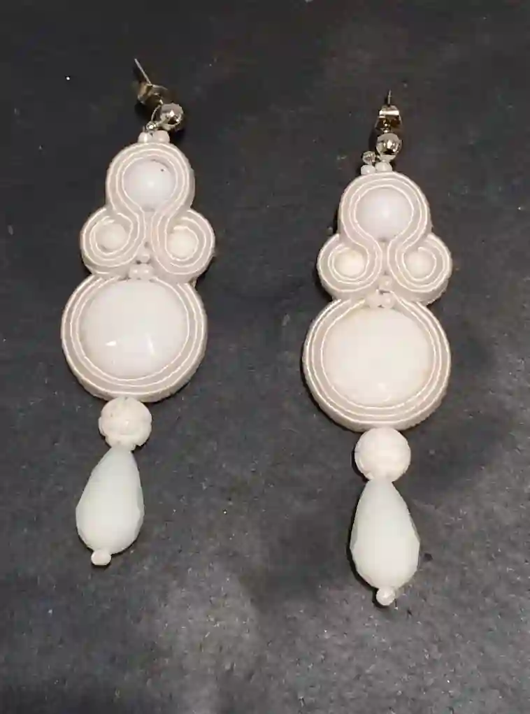 Pendientes pequeños de soutache blanco