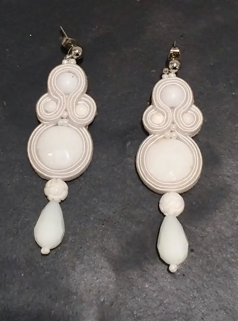 Pendientes pequeños de soutache blanco