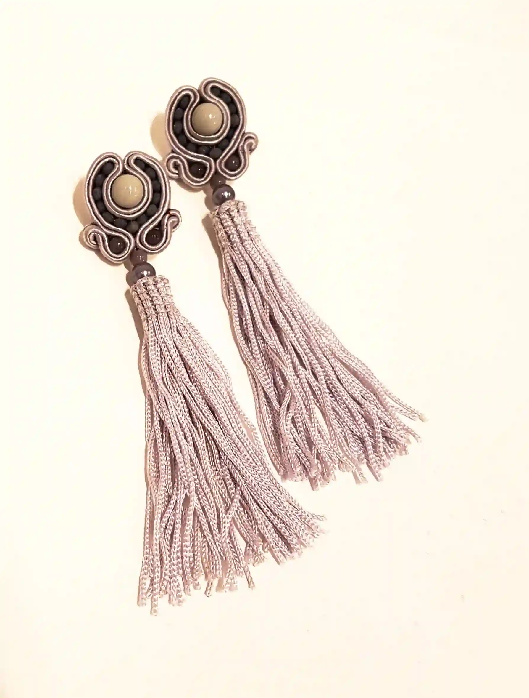 Pendientes con flecos grises Soutache