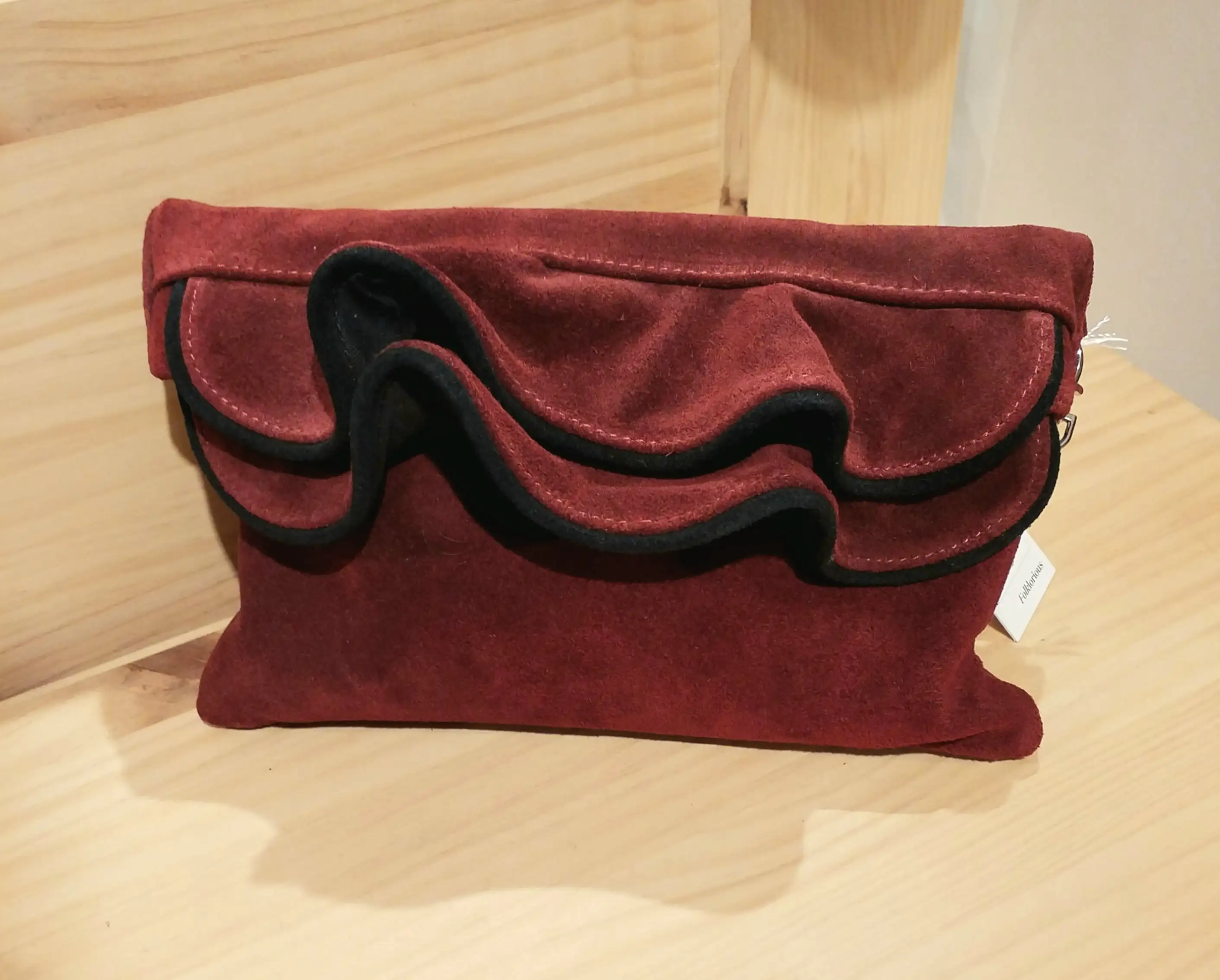 Bolso de mano de ante con volantes en burdeos