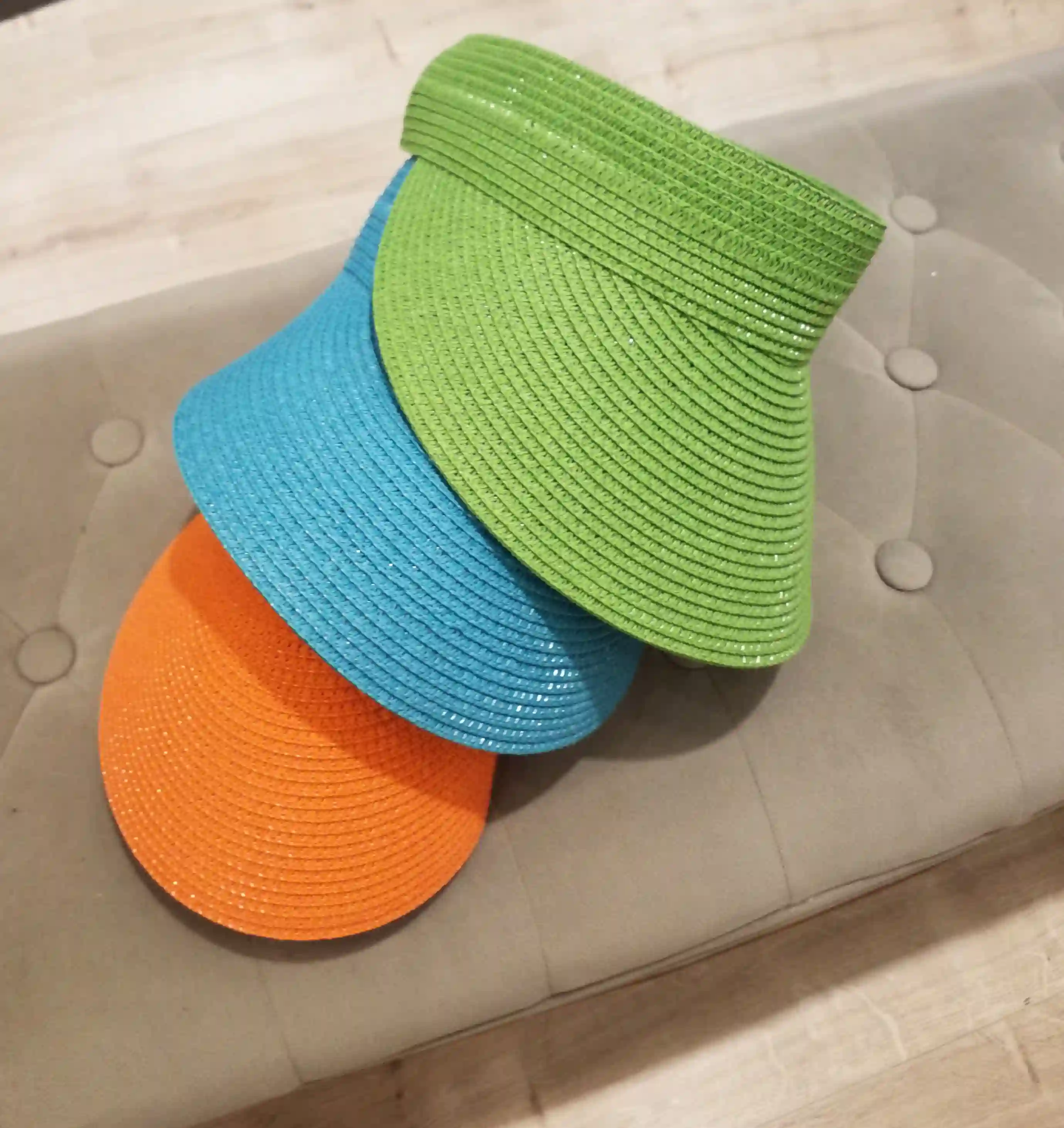 Gorro con visera realizado en papel.