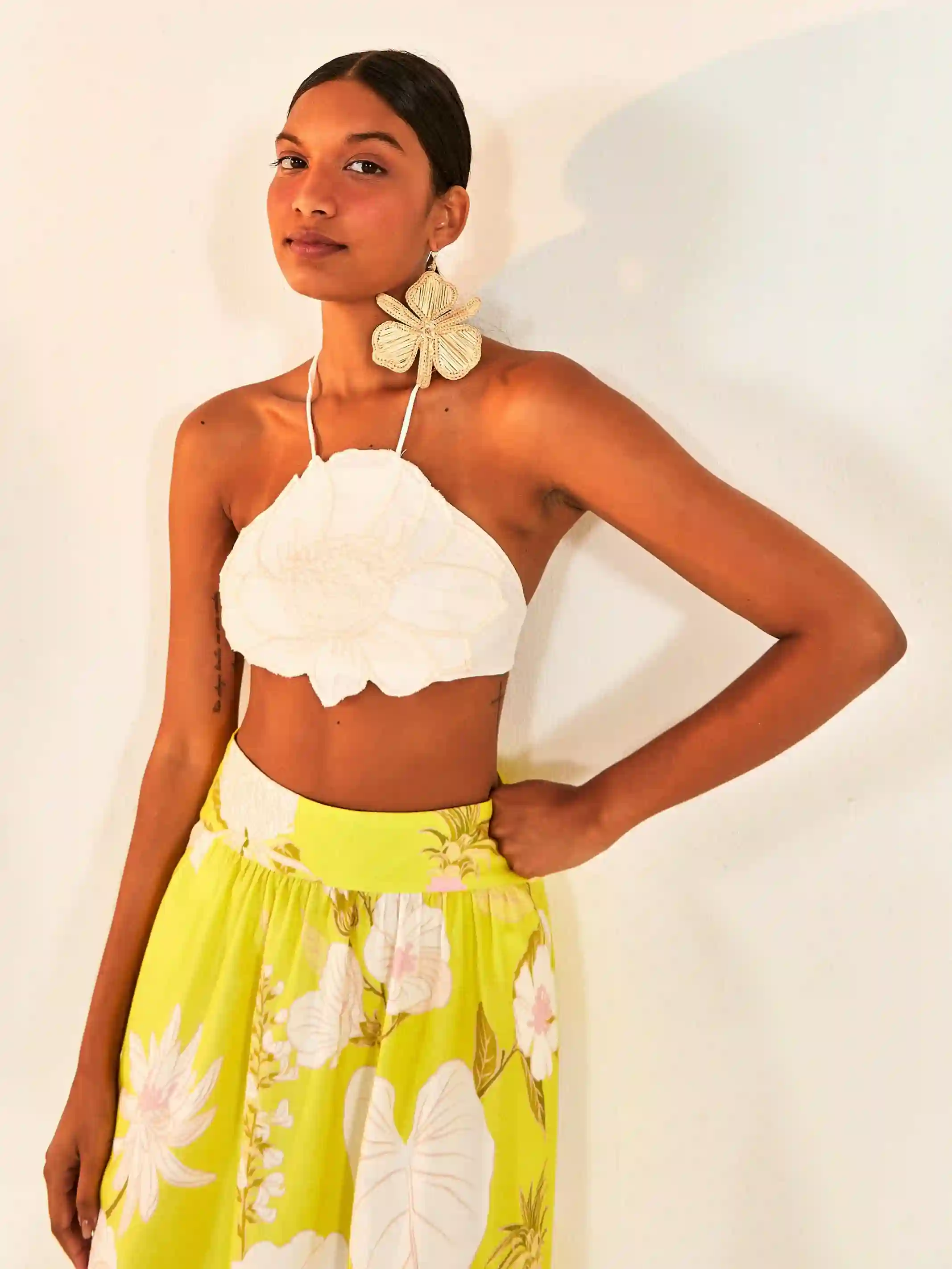 Top corto de flores blancas