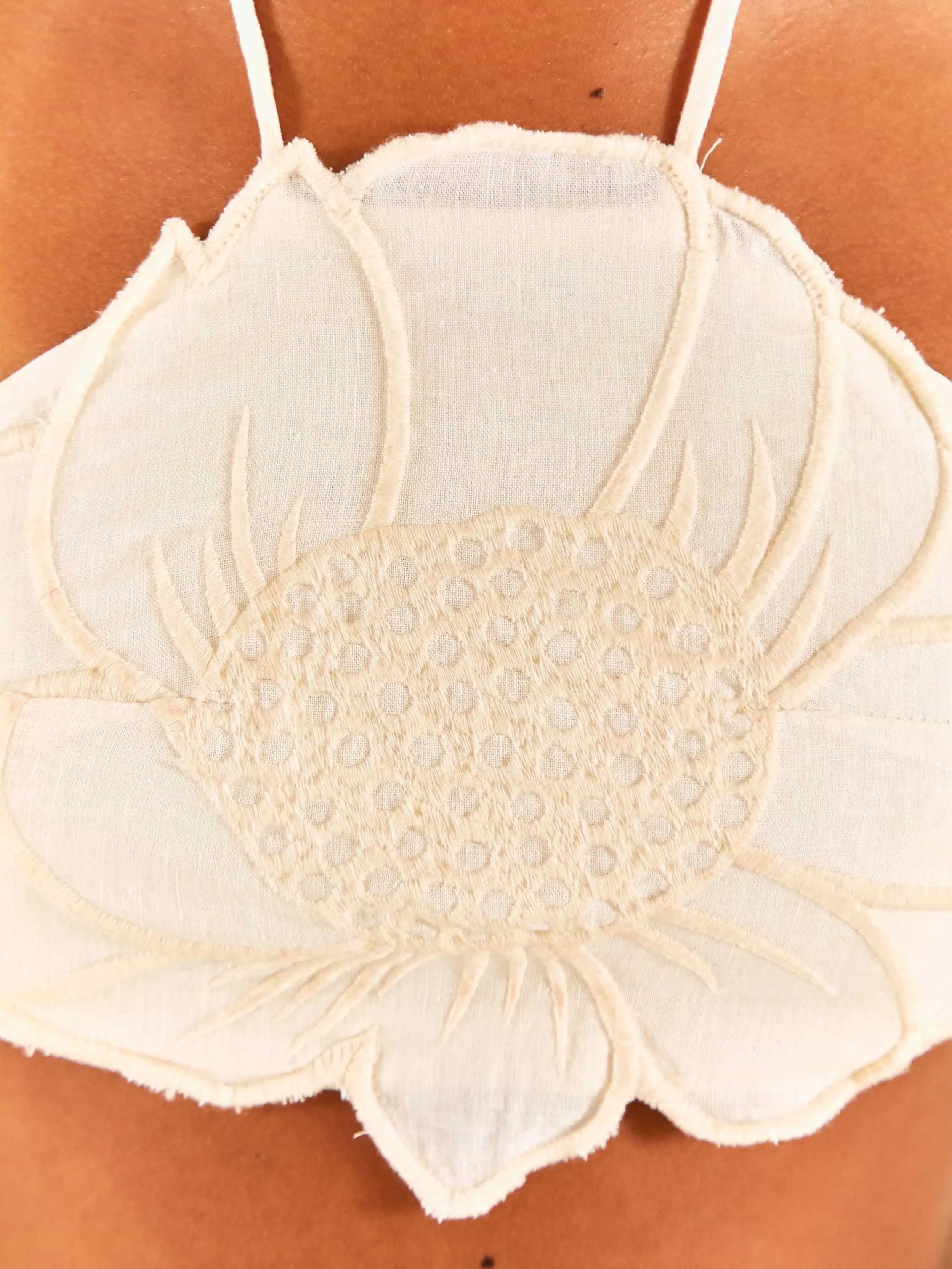 Top corto de flores blancas - Imagen 5