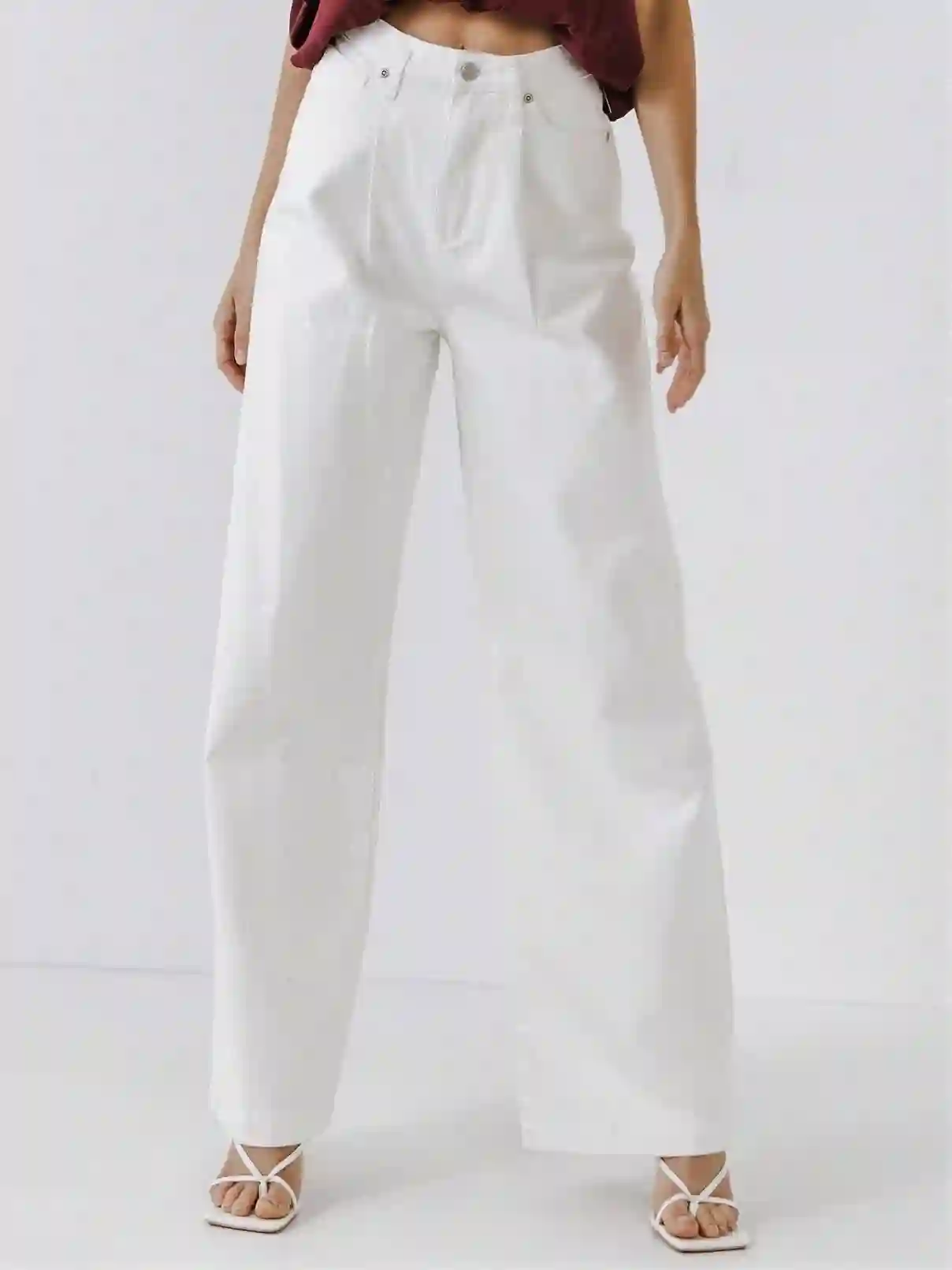 Jeans blancos con pliegue delantero