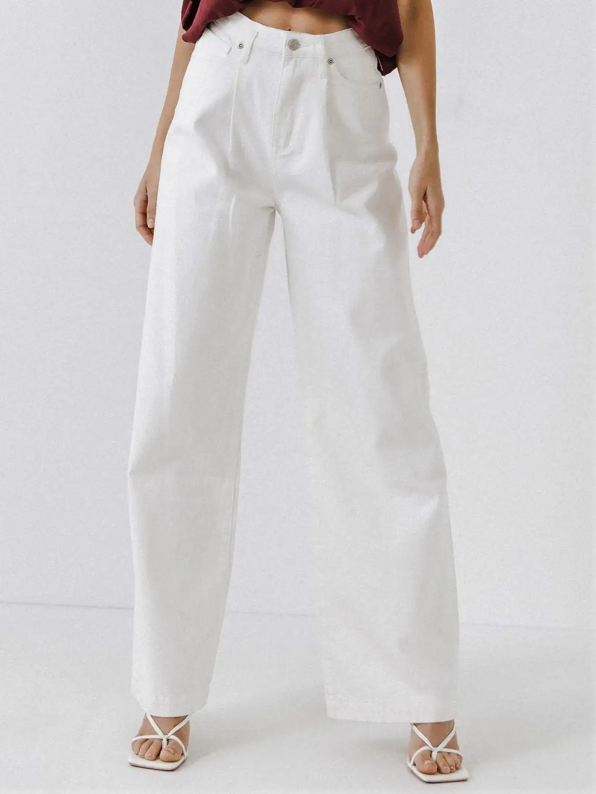 Jeans blancos con pliegue delantero