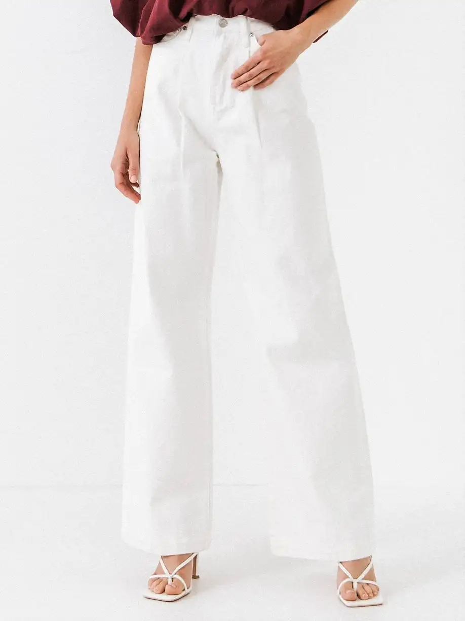 Jeans blancos con pliegue delantero - Imagen 3