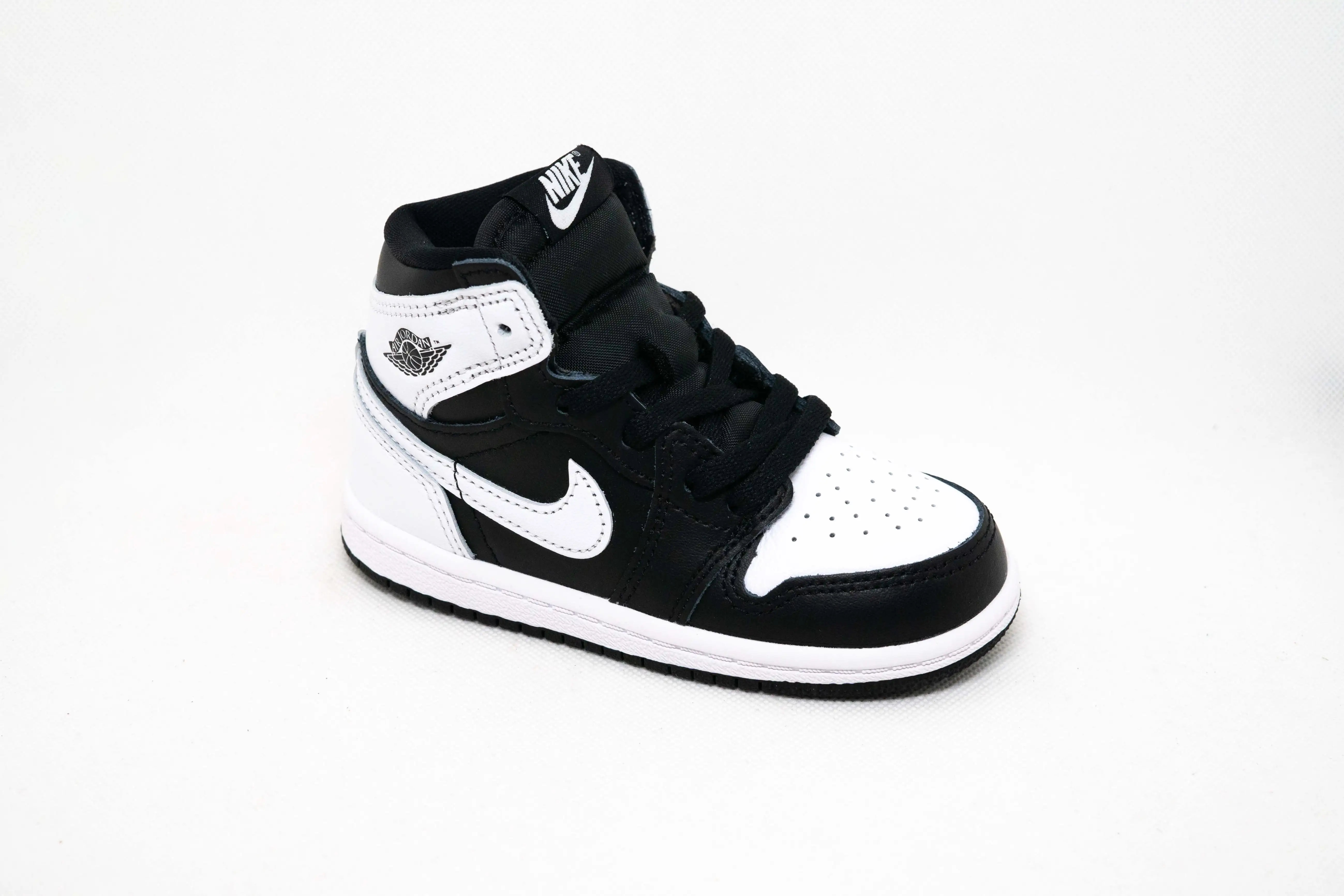 Jordan 1 High NEGRO BLANCO (NIÑOS)