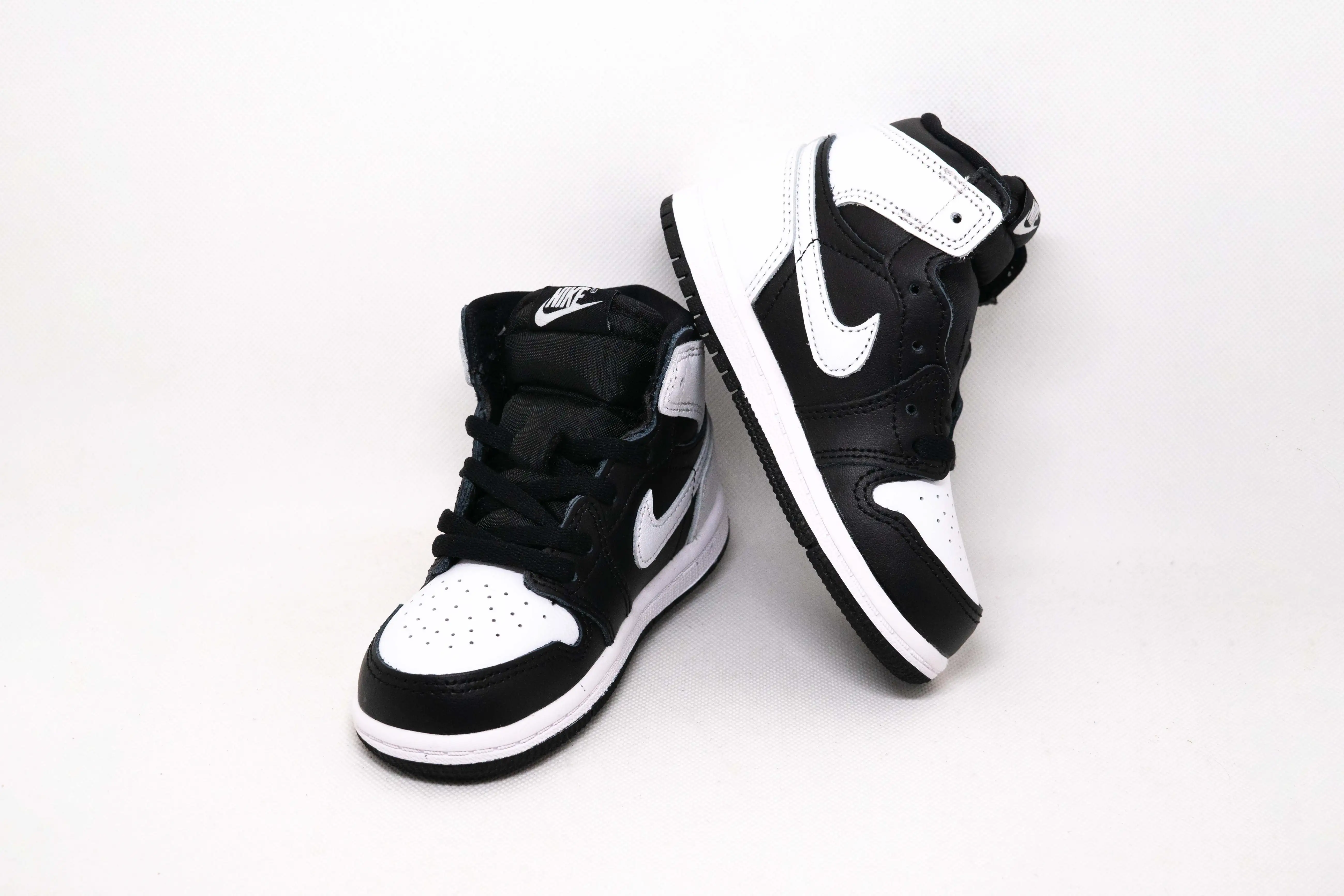 Jordan 1 High NEGRO BLANCO (NIÑOS) - Imagen 2