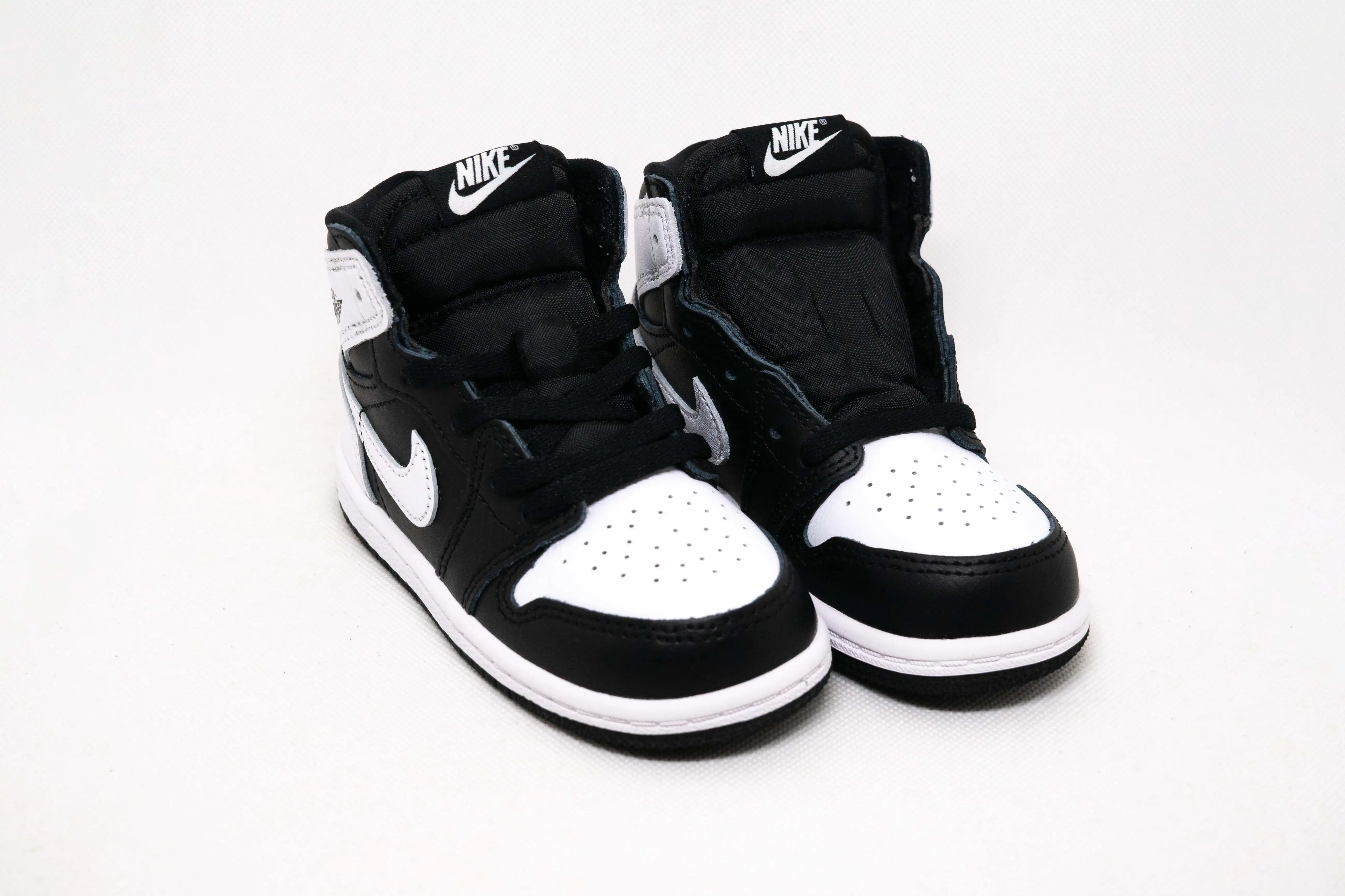 Jordan 1 High NEGRO BLANCO (NIÑOS) - Imagen 3