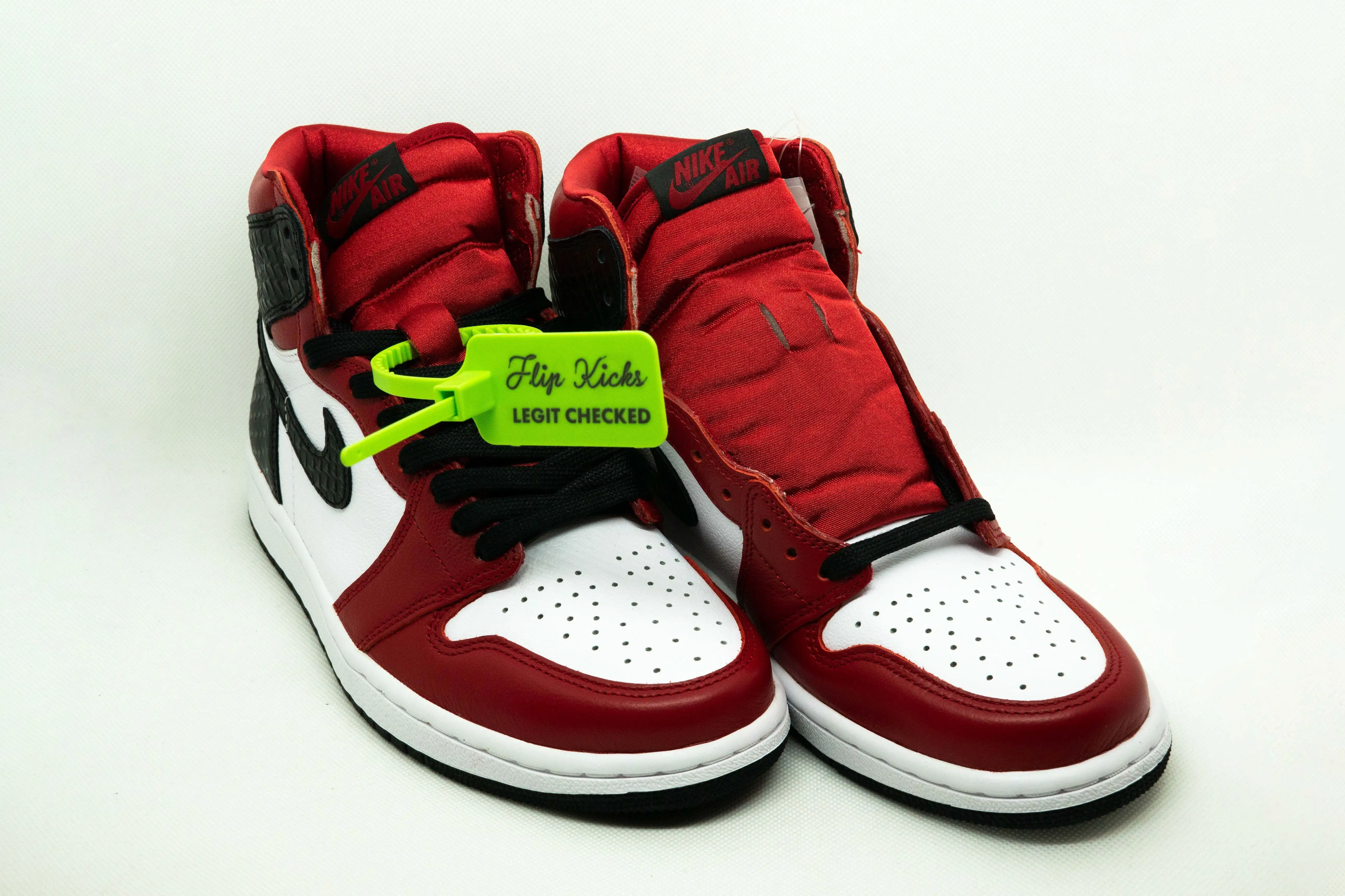 Jordan 1 High Satin Snake Chicago W - Imagen 2