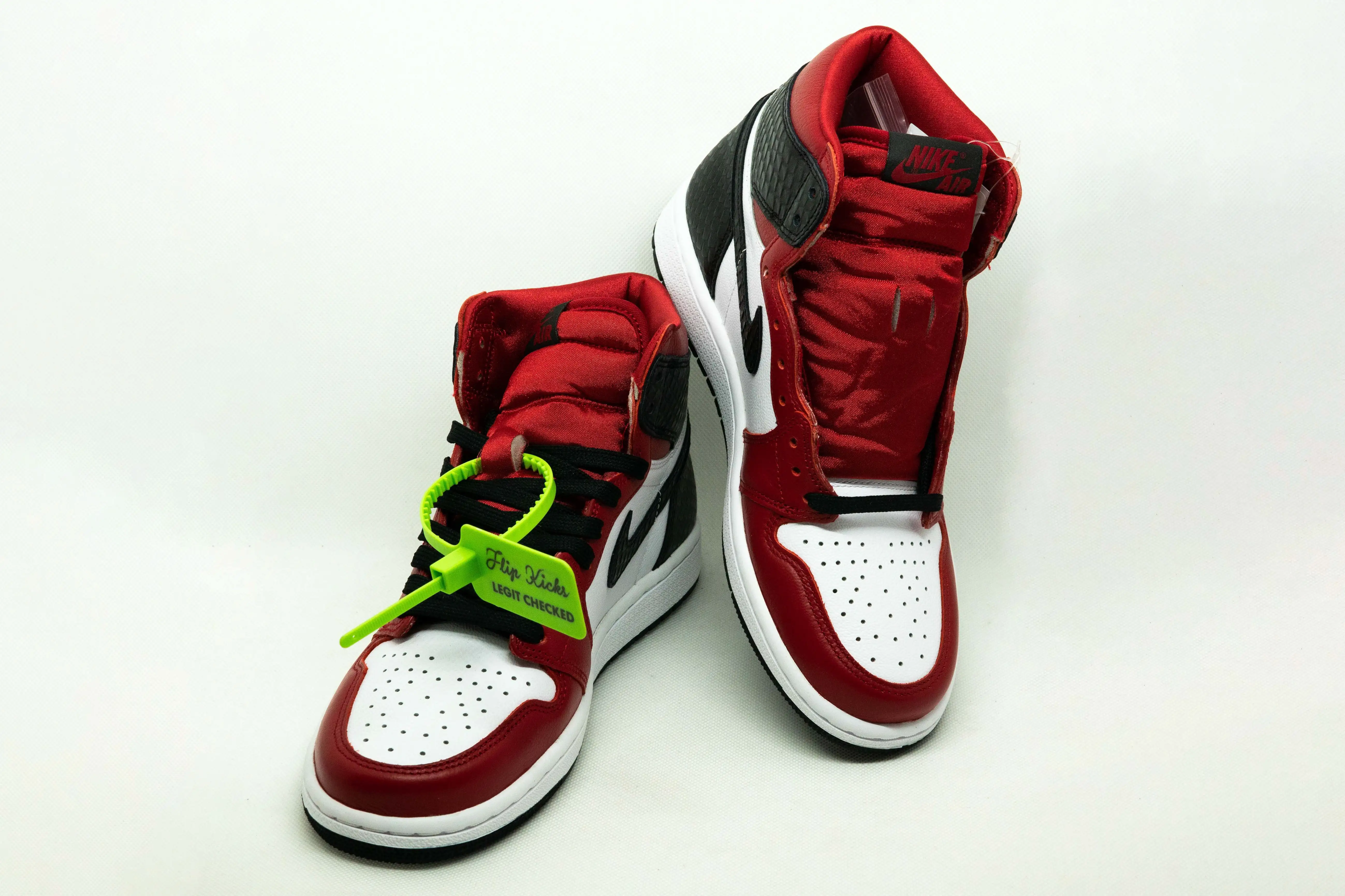 Jordan 1 High Satin Snake Chicago W - Imagen 3