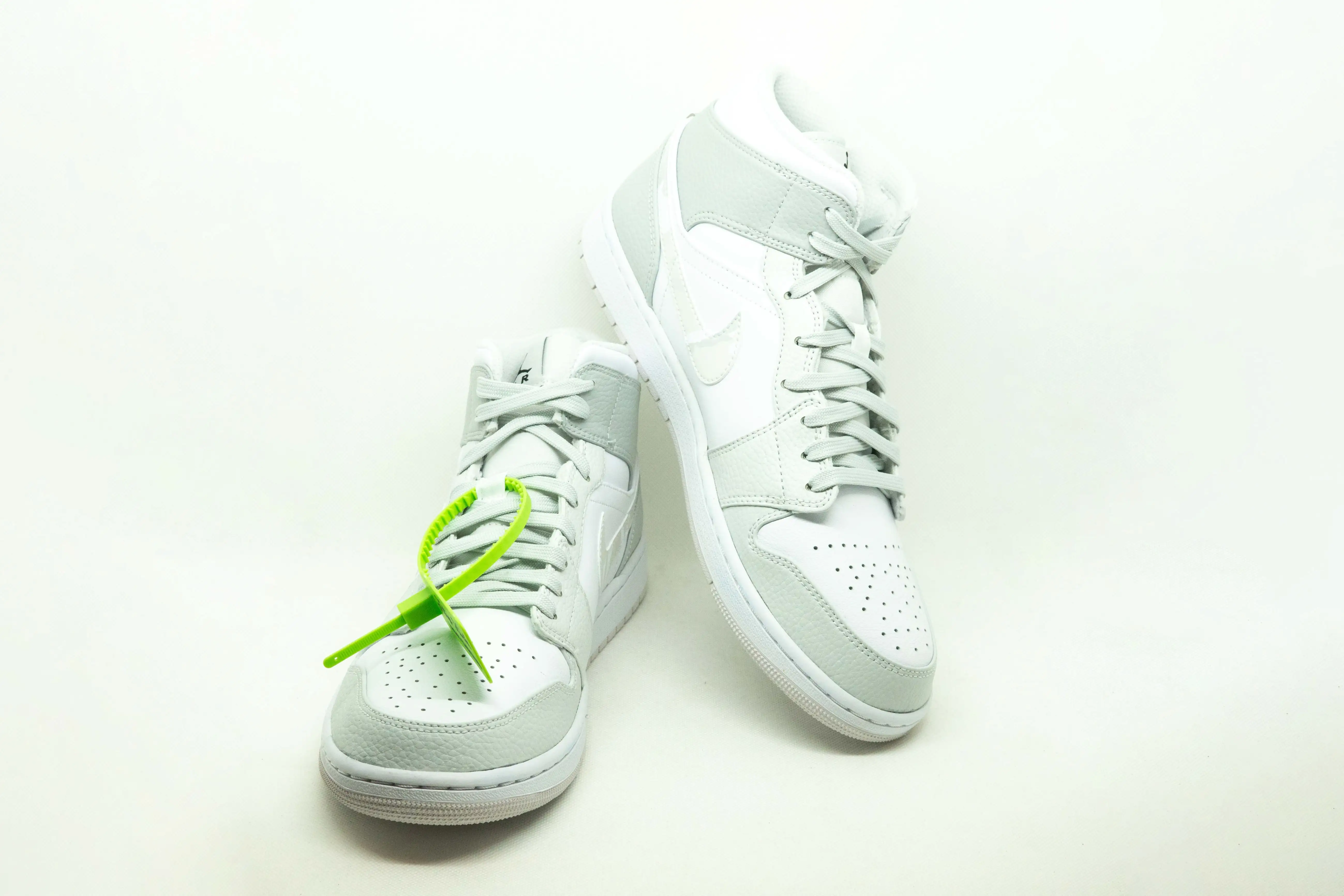 Jordan 1 Mid PHOTON DUST GRIS CAMO - Imagen 3