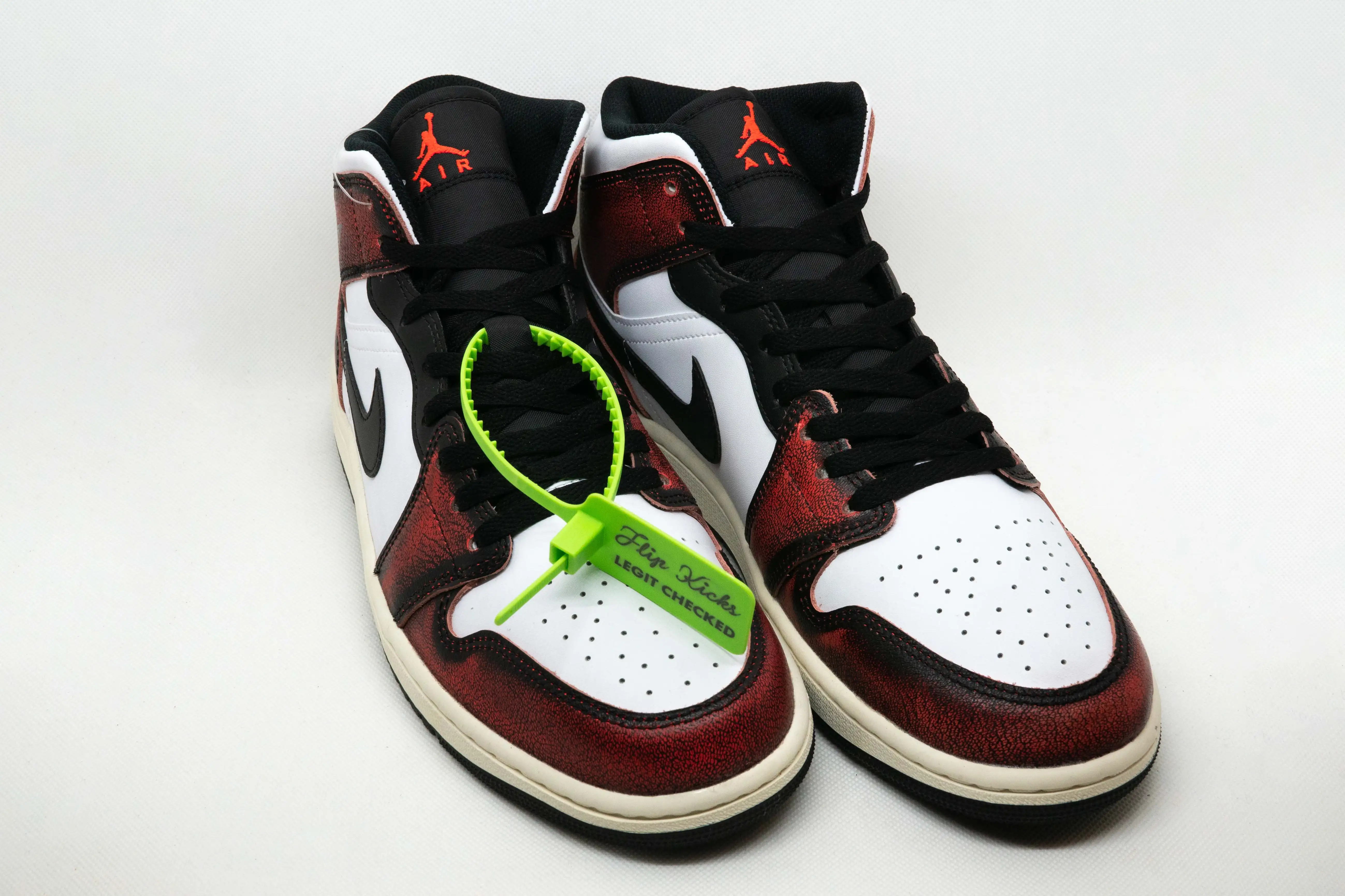 Jordan 1 Mid DESGASTE CHICAGO - Imagen 2