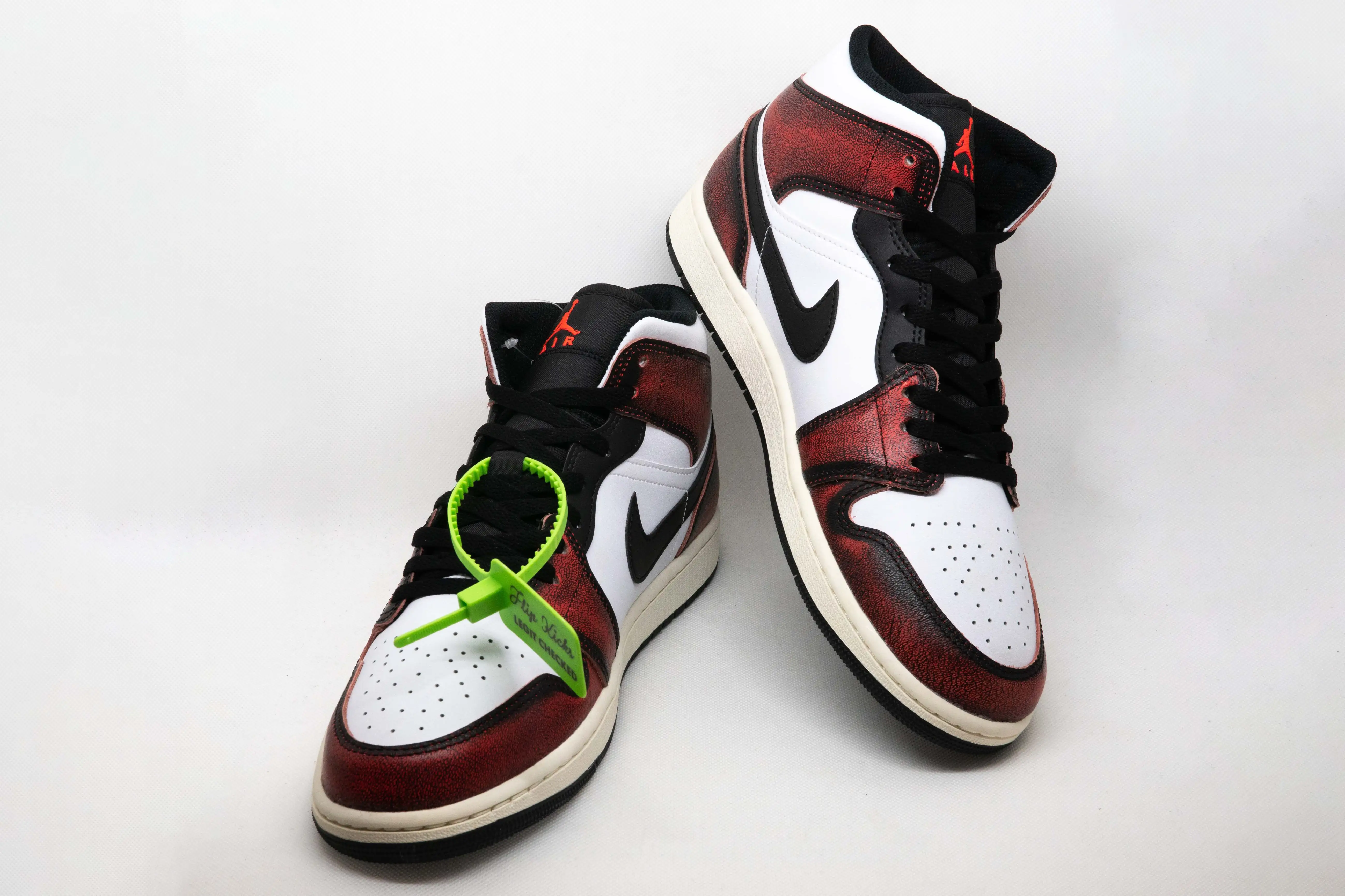 Jordan 1 Mid DESGASTE CHICAGO - Imagen 3