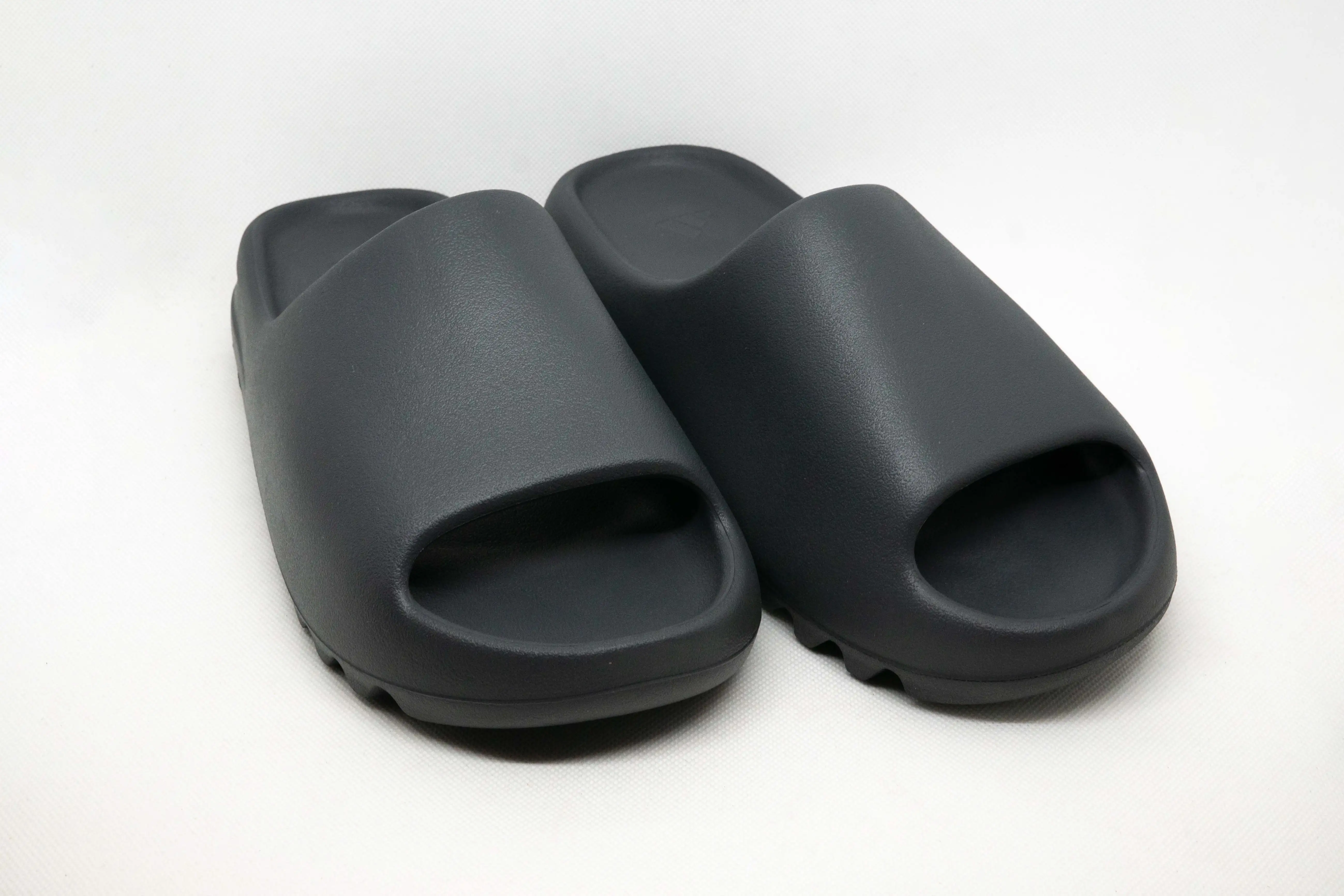 Yeezy SLIDES GRIS PIZARRA - Imagen 2