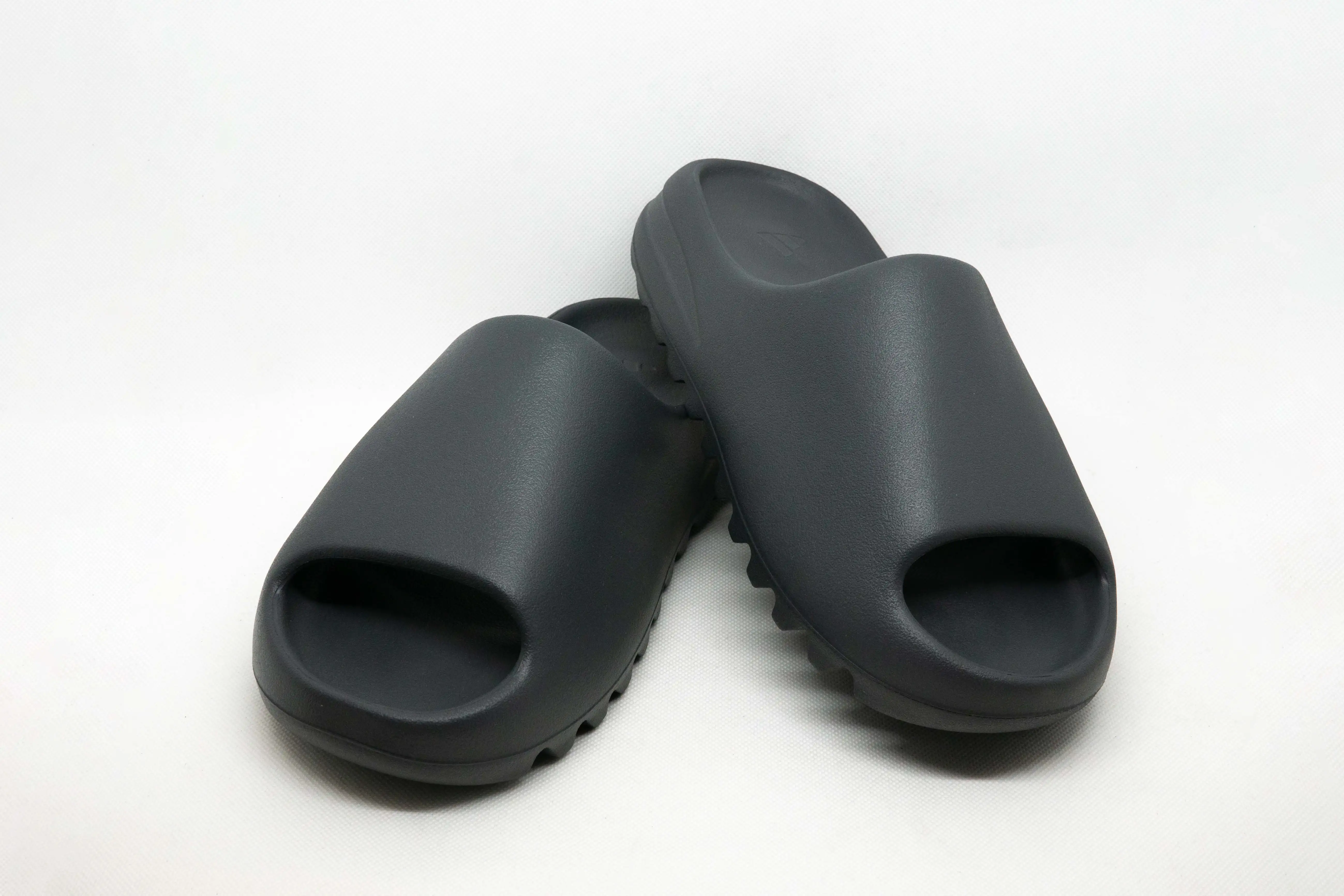 Yeezy SLIDES GRIS PIZARRA - Imagen 3