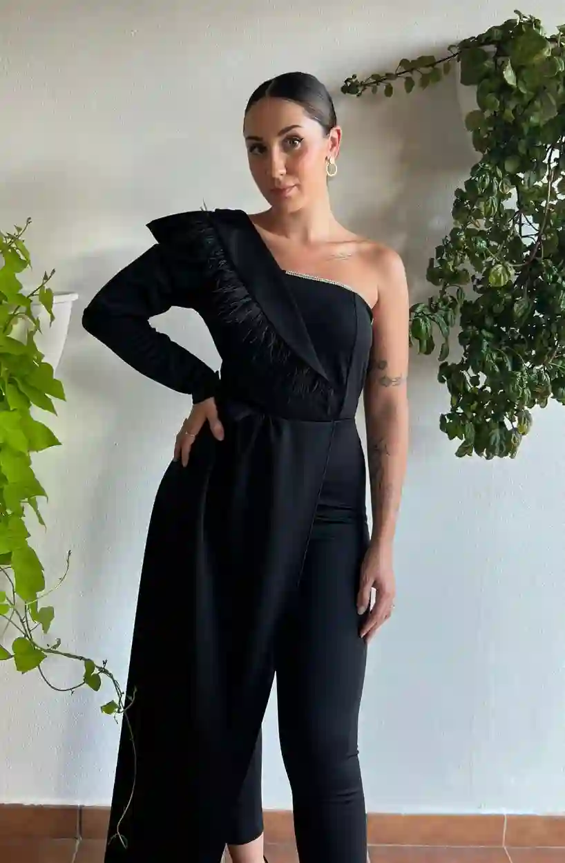 Mono negro plumas