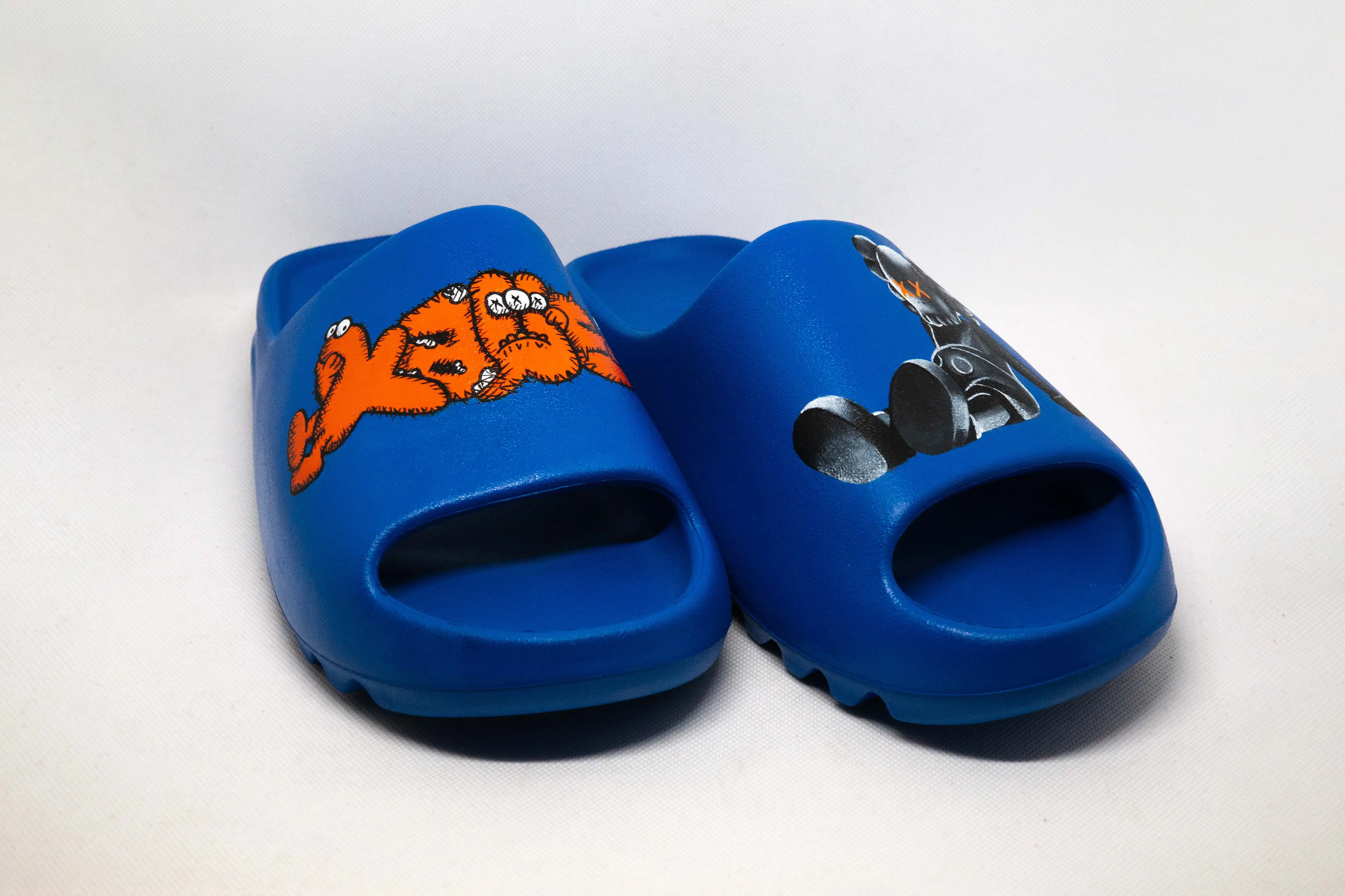 Yeezy SLIDES AZURE KAWS PERSONALIZADO - Imagen 2