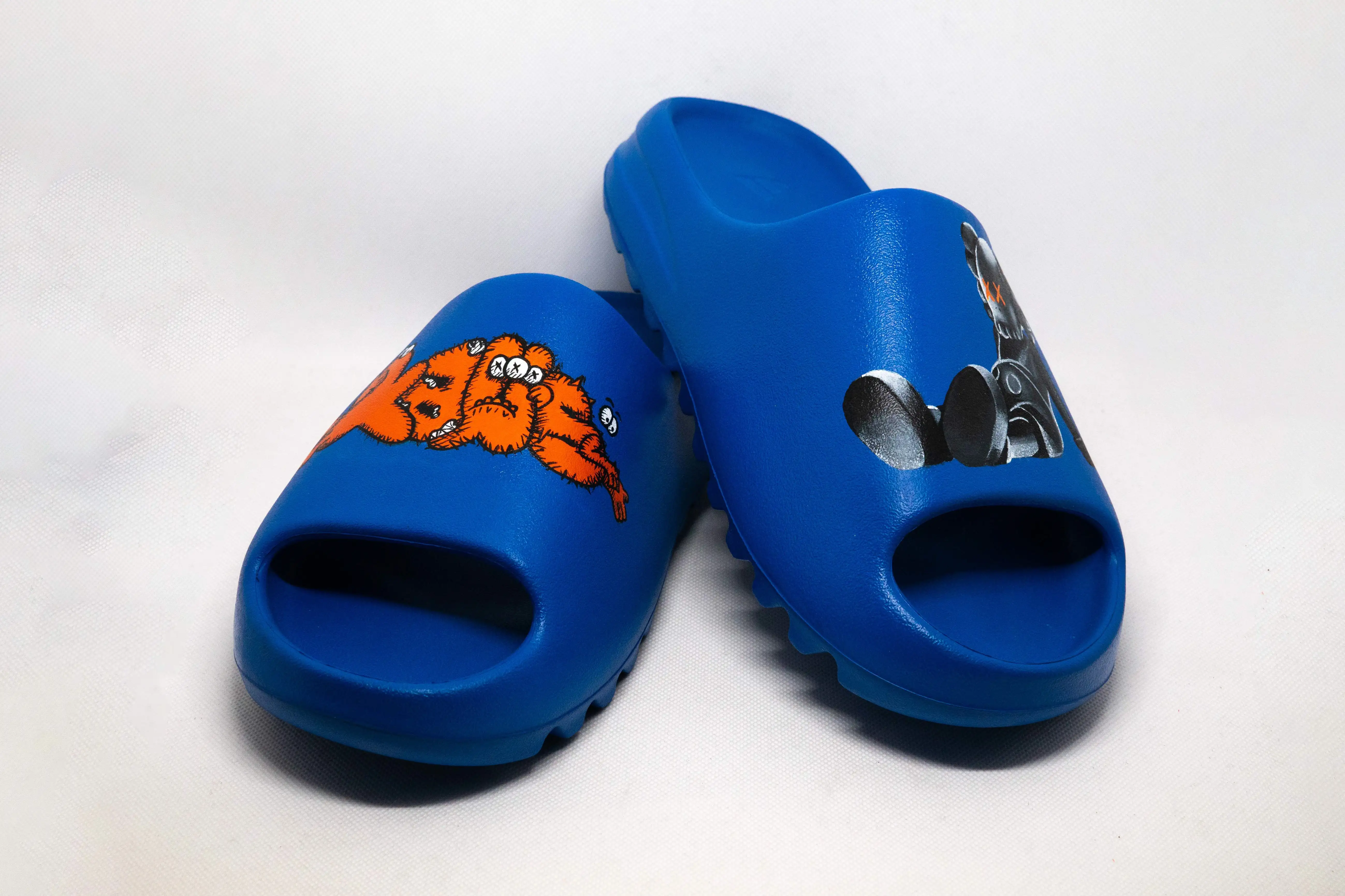Yeezy SLIDES AZURE KAWS PERSONALIZADO - Imagen 3