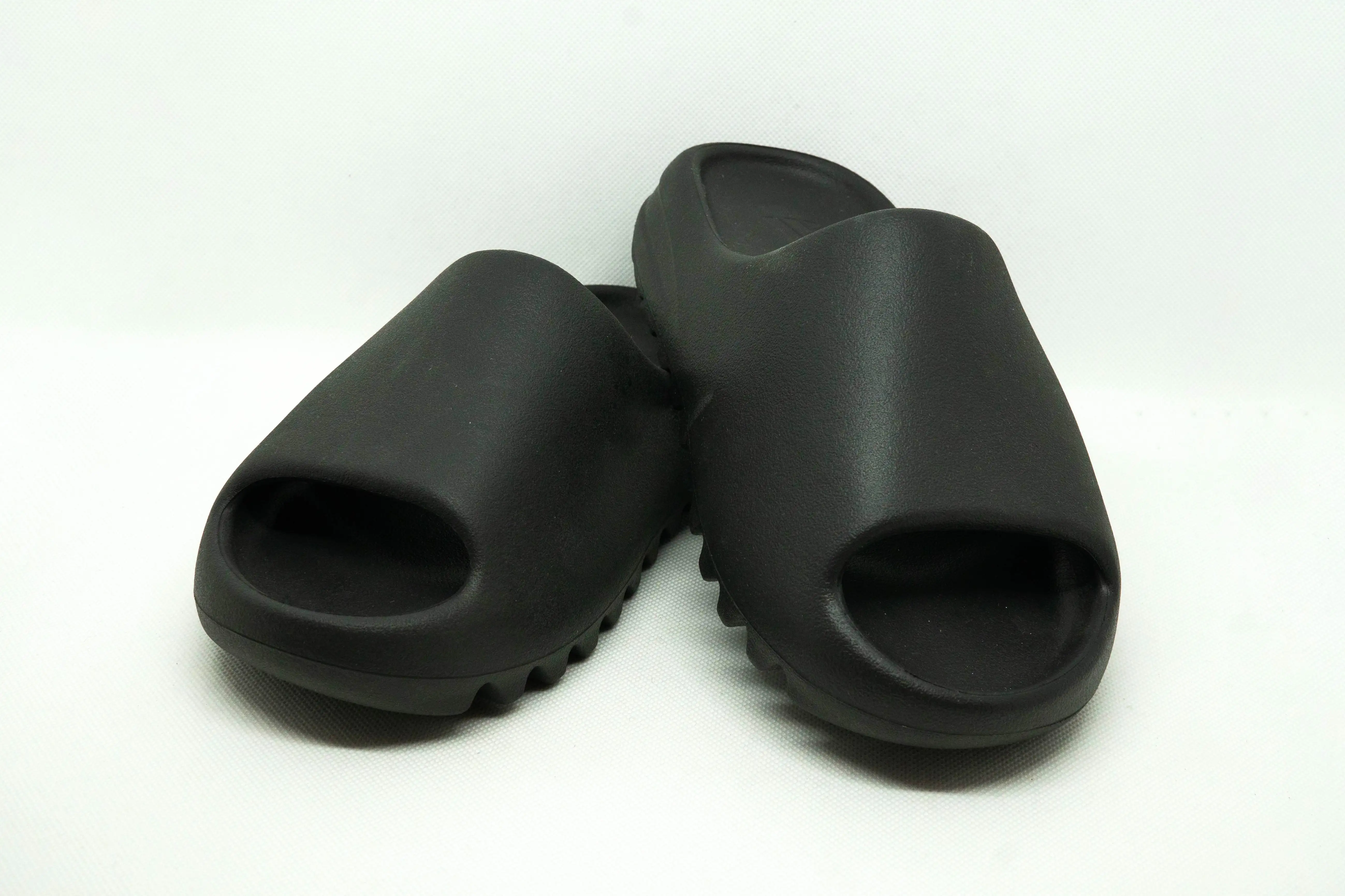 Yeezy SLIDES ÓNIX OSCURO - Imagen 3