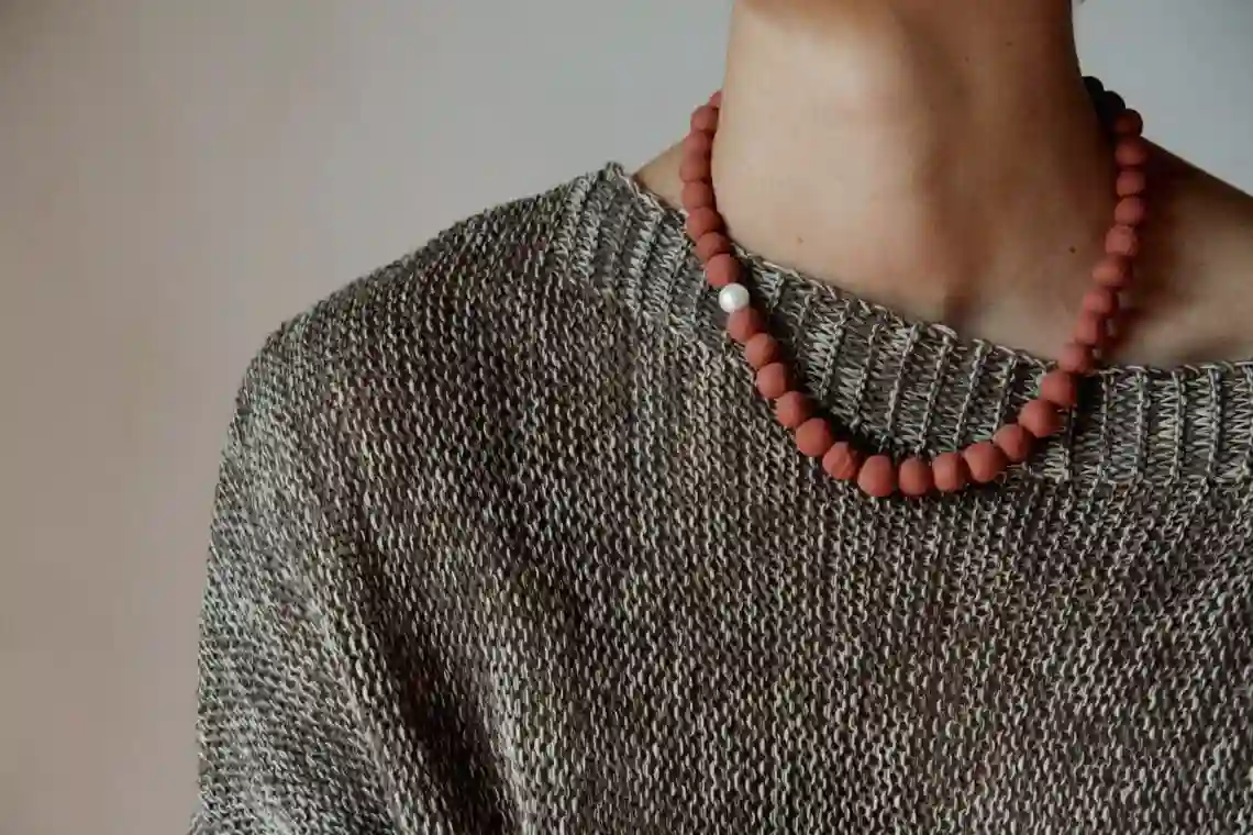 Un clásico - collar de cerámica con una sola perla de agua dulce - Hecho por encargo